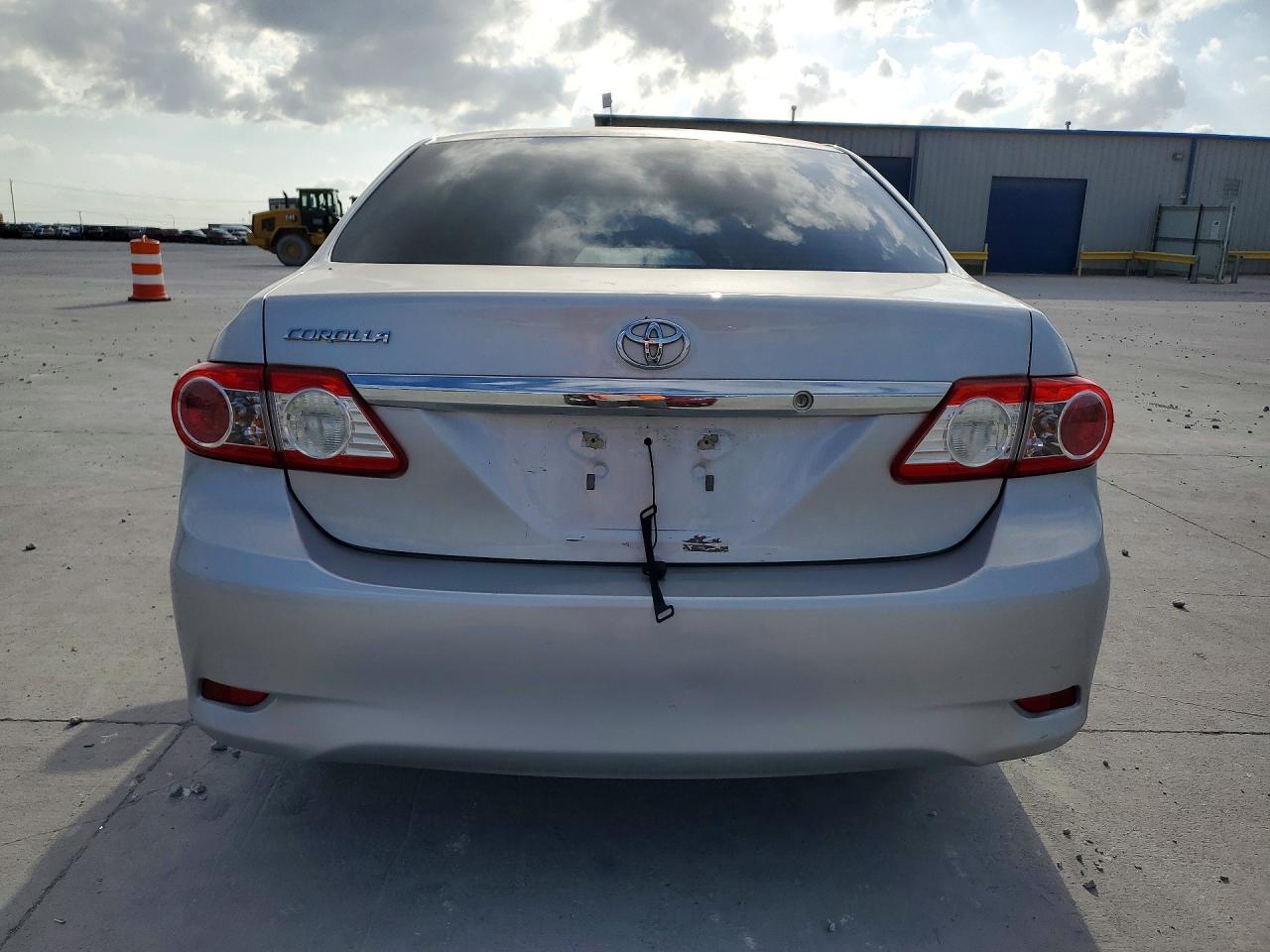 2013 TOYOTA COROLLA L photo 16