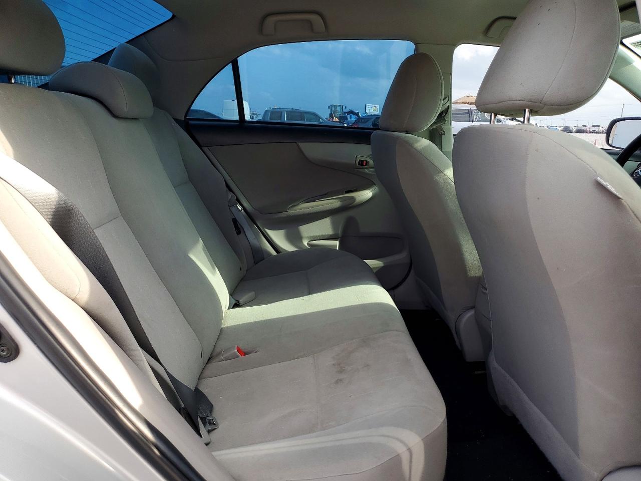 2013 TOYOTA COROLLA L photo 28