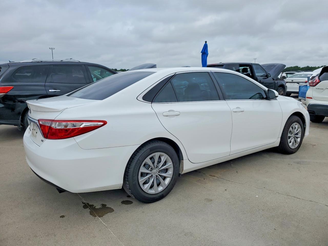 2017 TOYOTA CAMRY LE photo 5