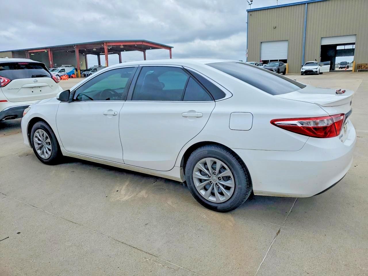 2017 TOYOTA CAMRY LE photo 3