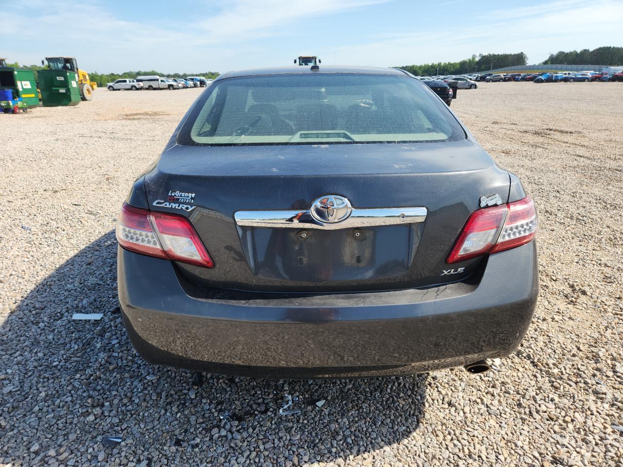2011 TOYOTA CAMRY XLE photo 11