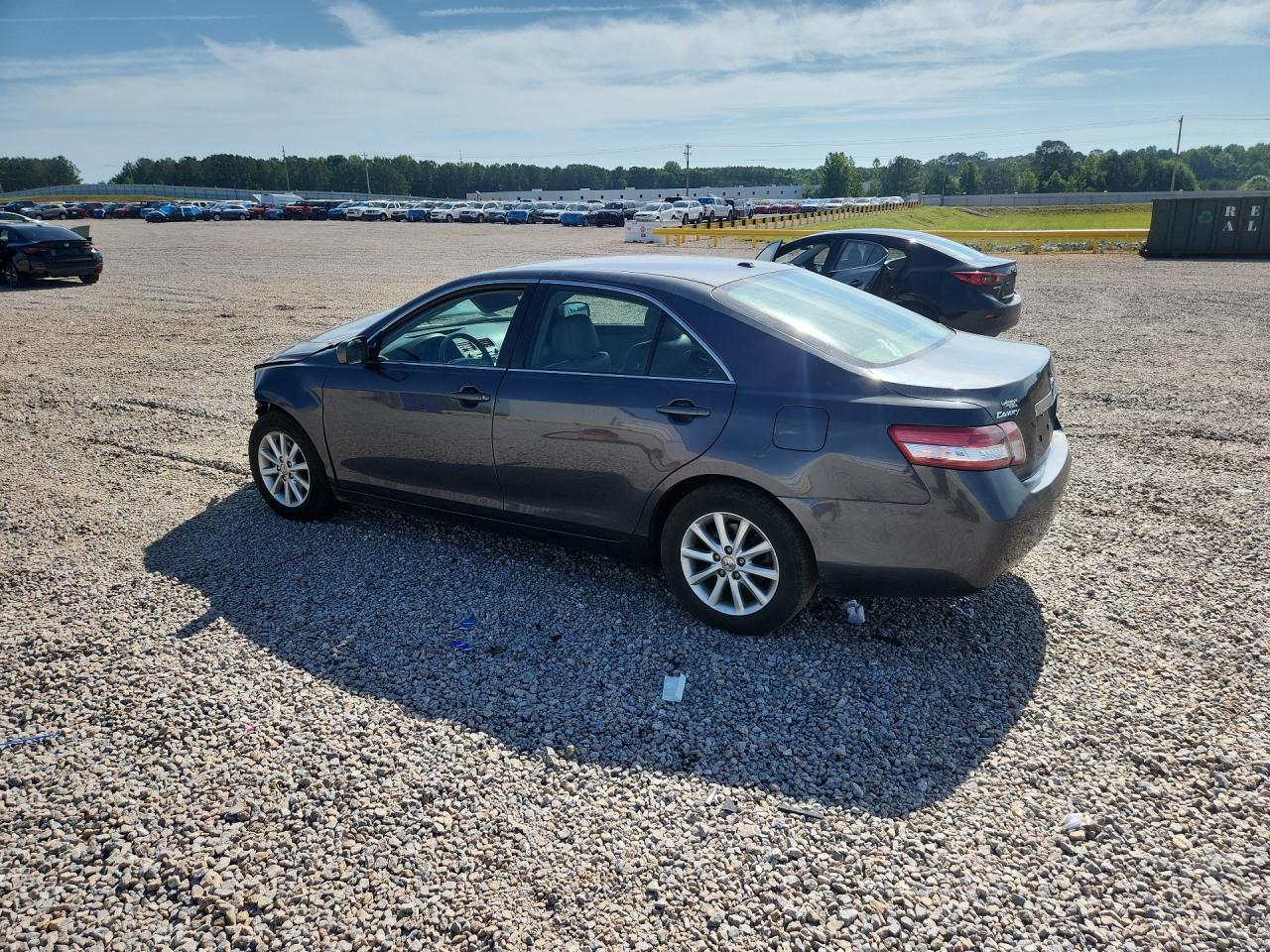 2011 TOYOTA CAMRY XLE photo 3
