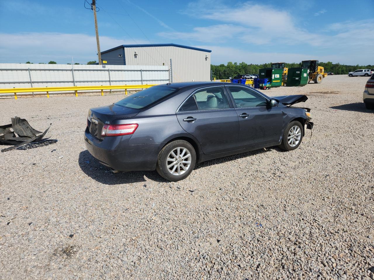 2011 TOYOTA CAMRY XLE photo 5