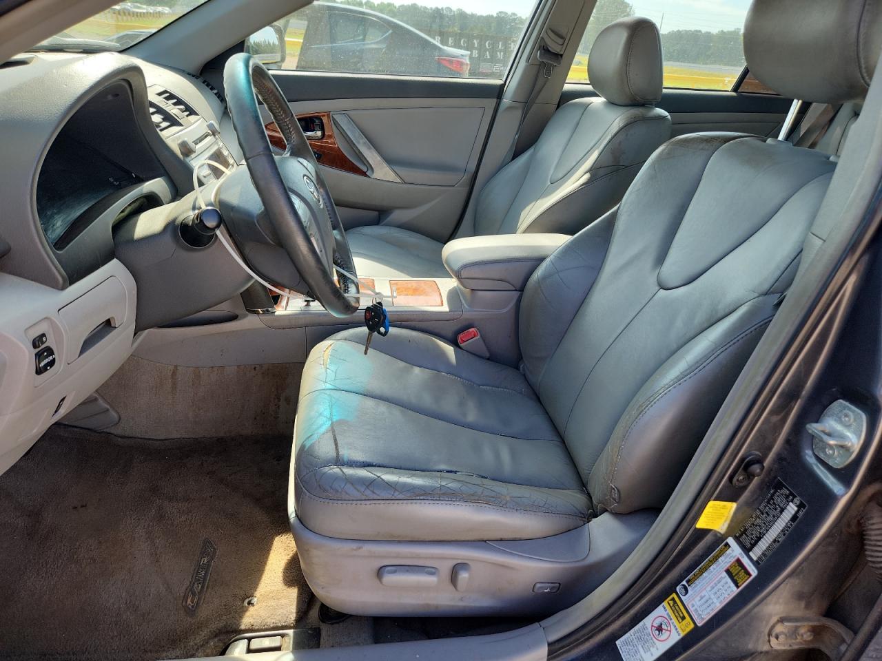 2011 TOYOTA CAMRY XLE photo 13