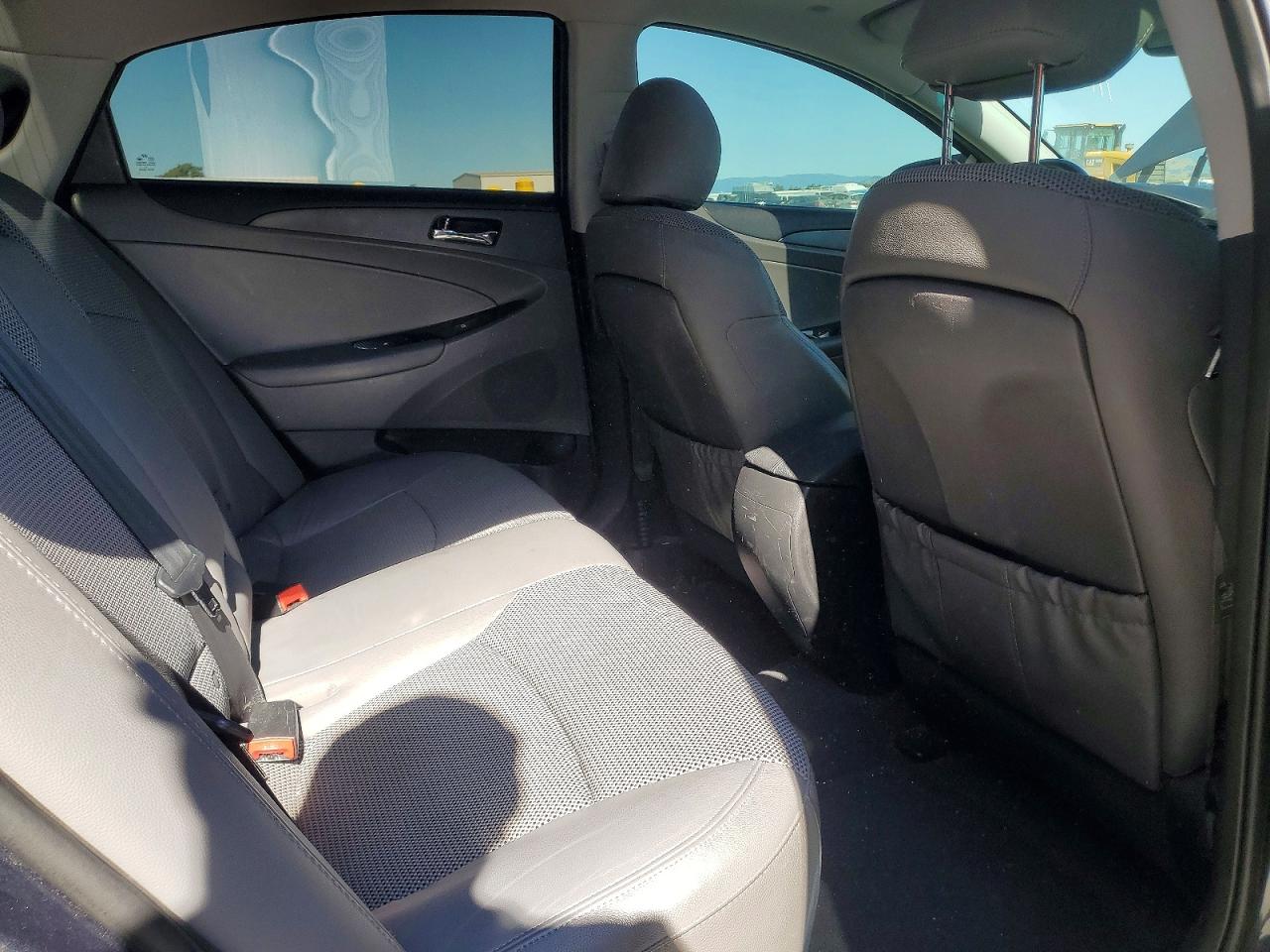 2011 HYUNDAI SONATA SE photo 19