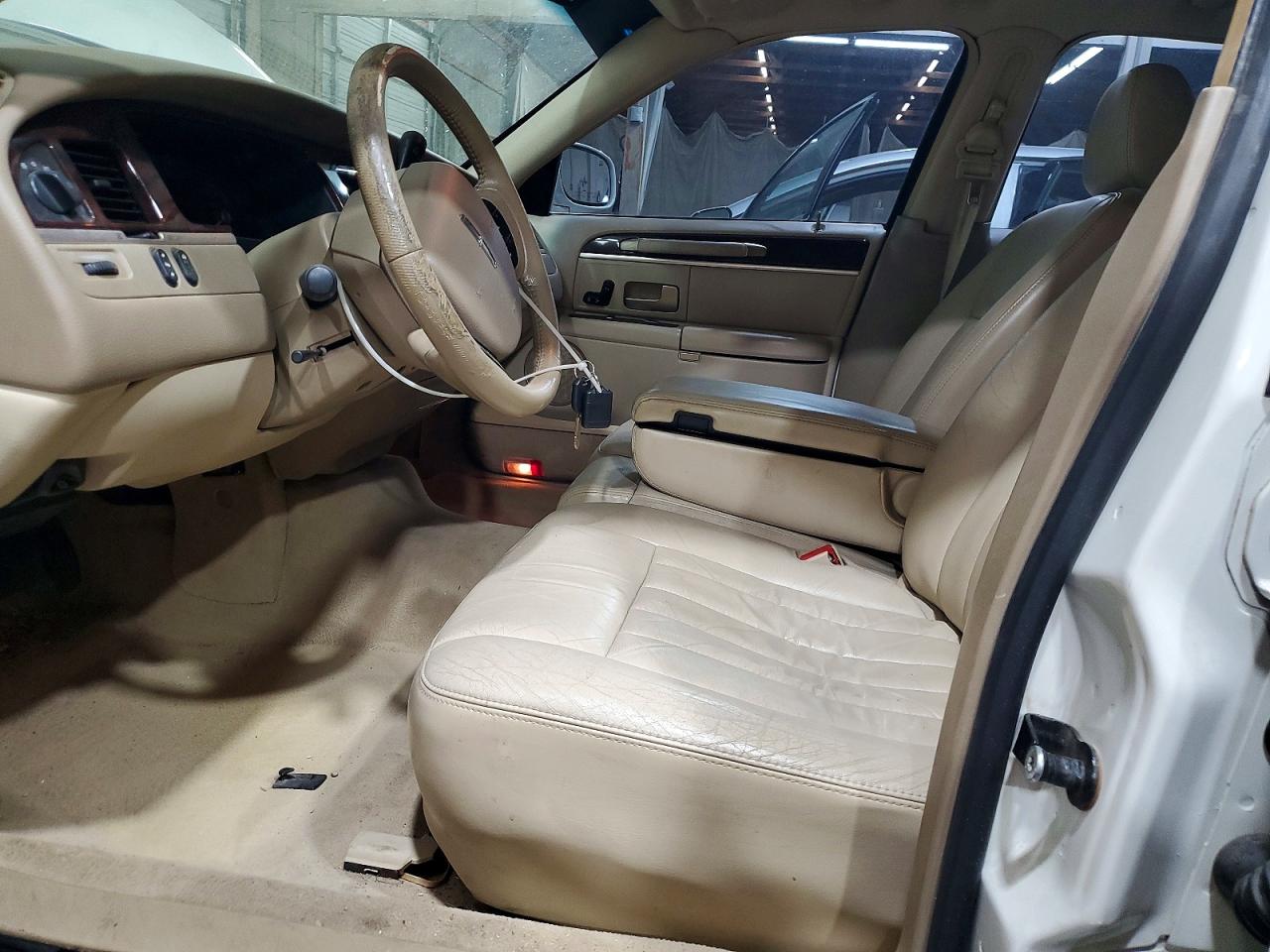 2006 LINCOLN TOWN CAR SIGNATURE photo 13