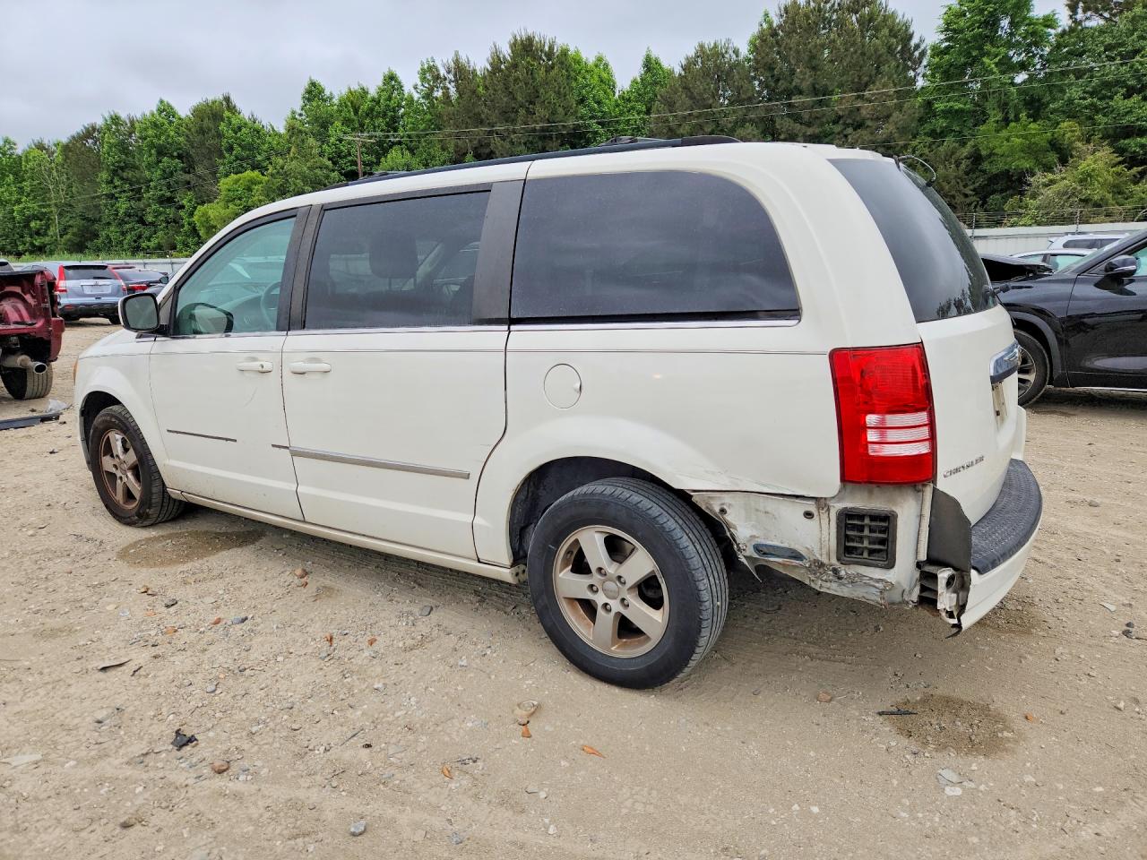 2010 CHRYSLER TOWN & COUNTRY TOURING photo 4
