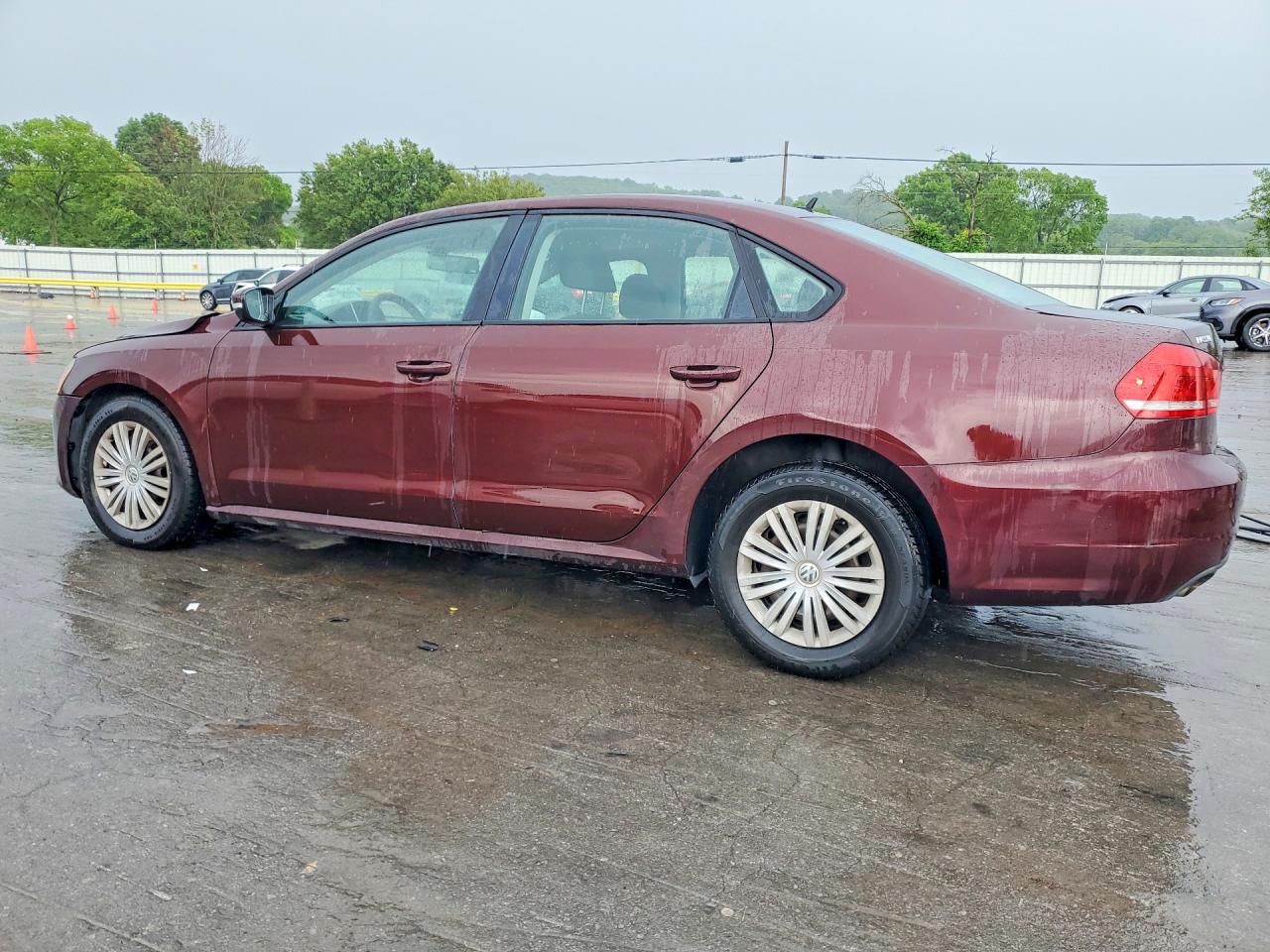 2014 VOLKSWAGEN PASSAT S photo 2