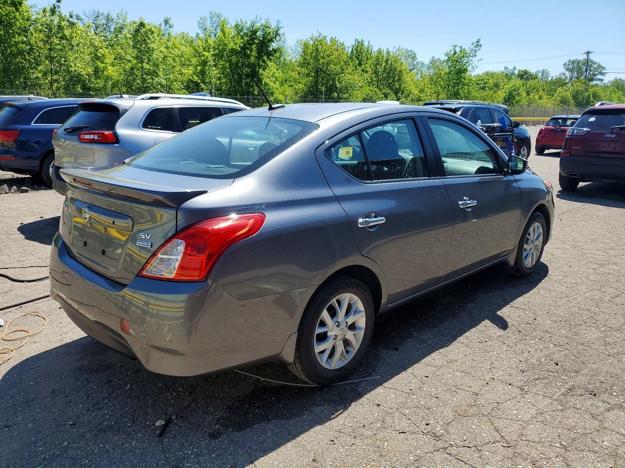 2018 NISSAN VERSA SV photo 5
