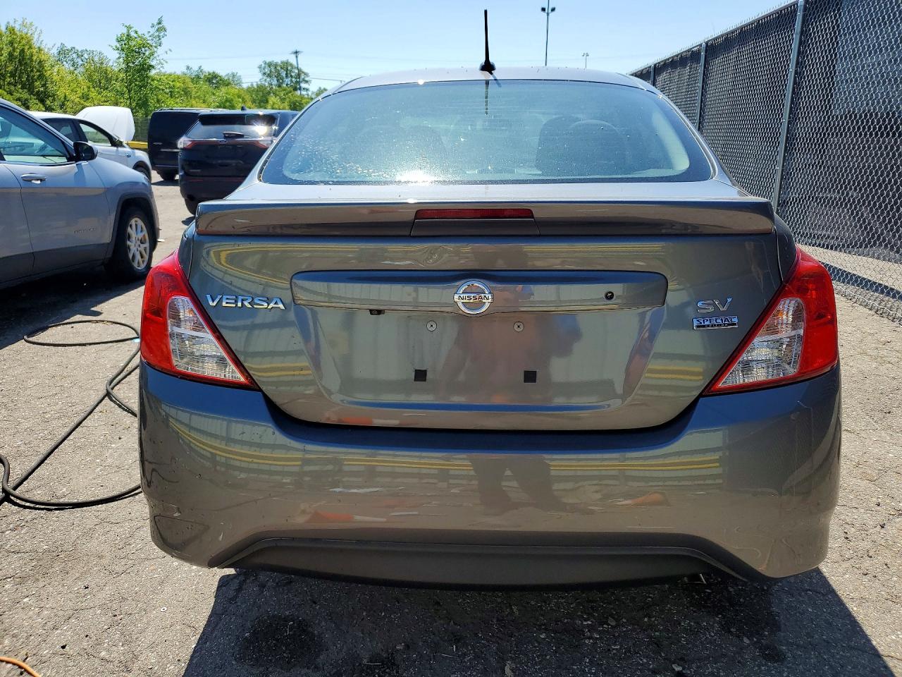 2018 NISSAN VERSA SV photo 11