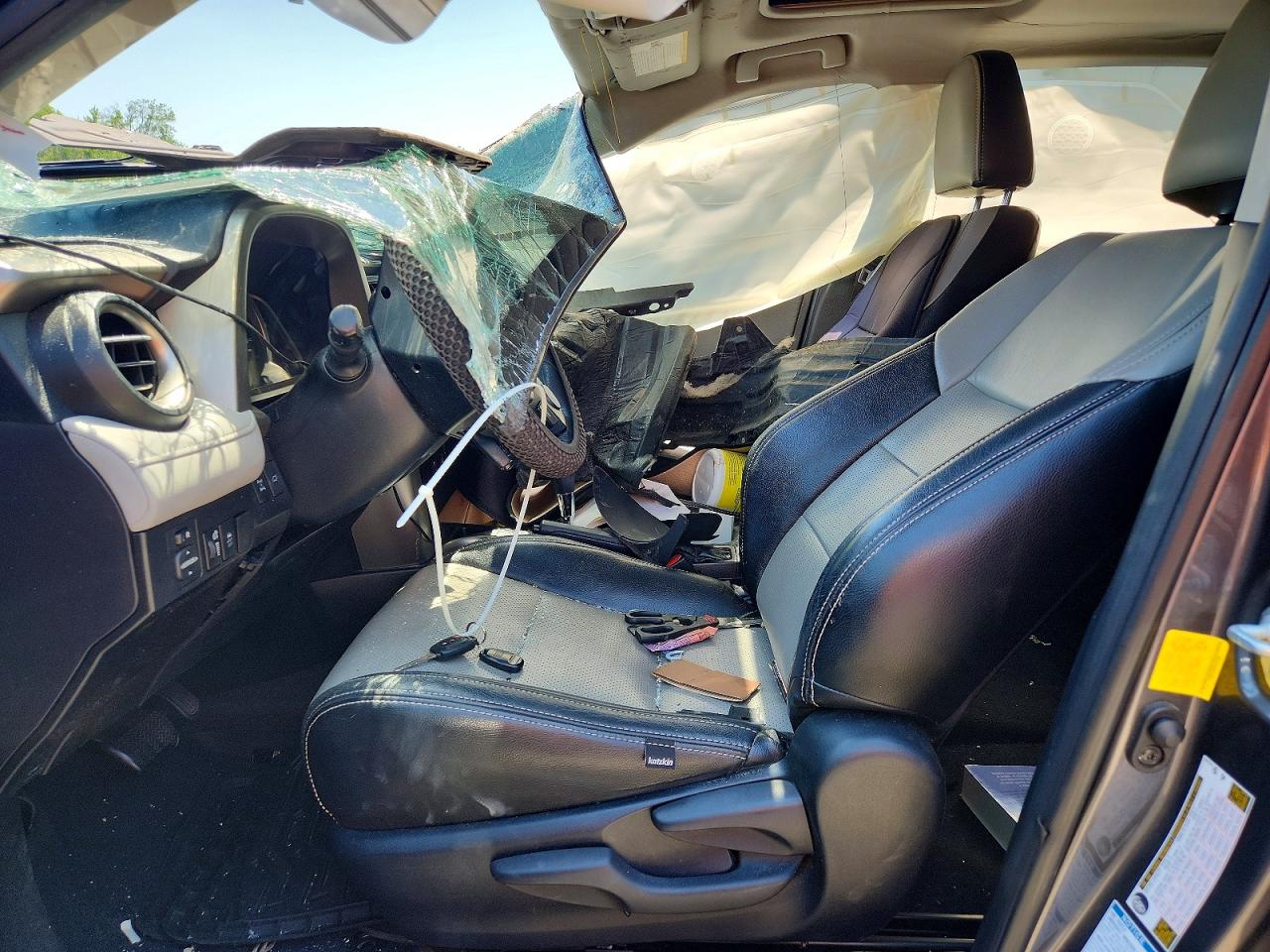 2015 TOYOTA RAV4 XLE photo 7