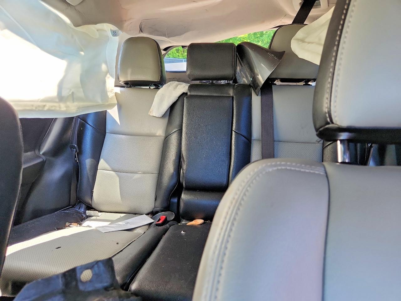 2015 TOYOTA RAV4 XLE photo 10