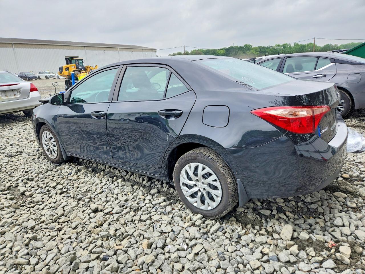 2018 TOYOTA COROLLA LE photo 3
