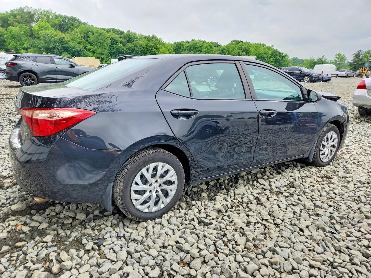 2018 TOYOTA COROLLA LE photo 5