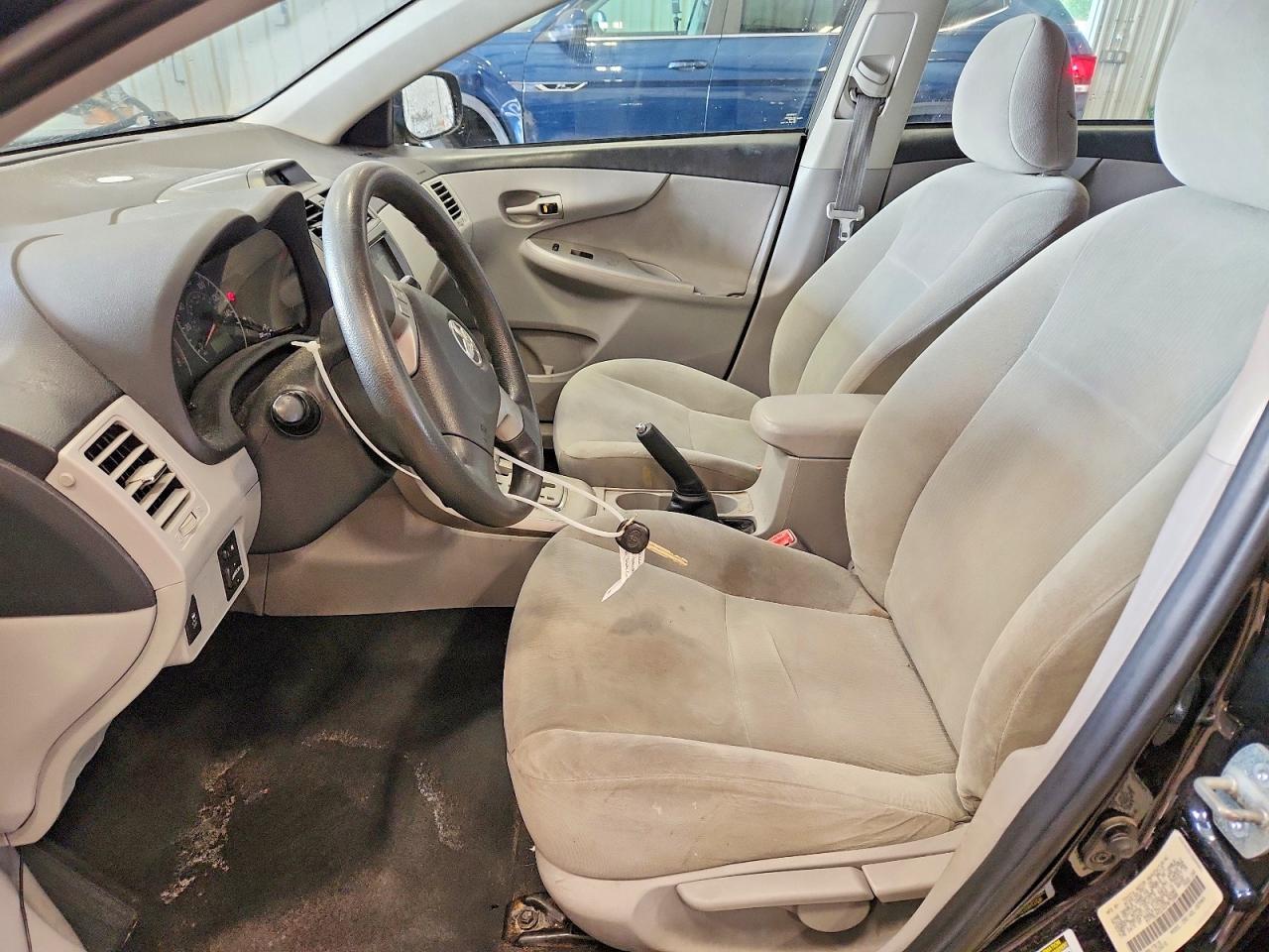 2013 TOYOTA COROLLA LE photo 13