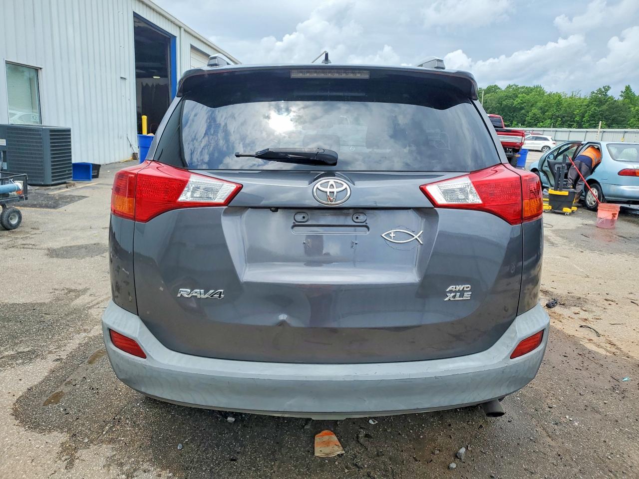 2013 TOYOTA RAV4 XLE photo 11