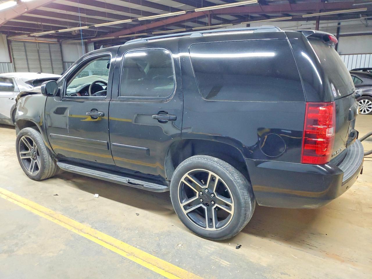 2011 CHEVROLET TAHOE photo 2