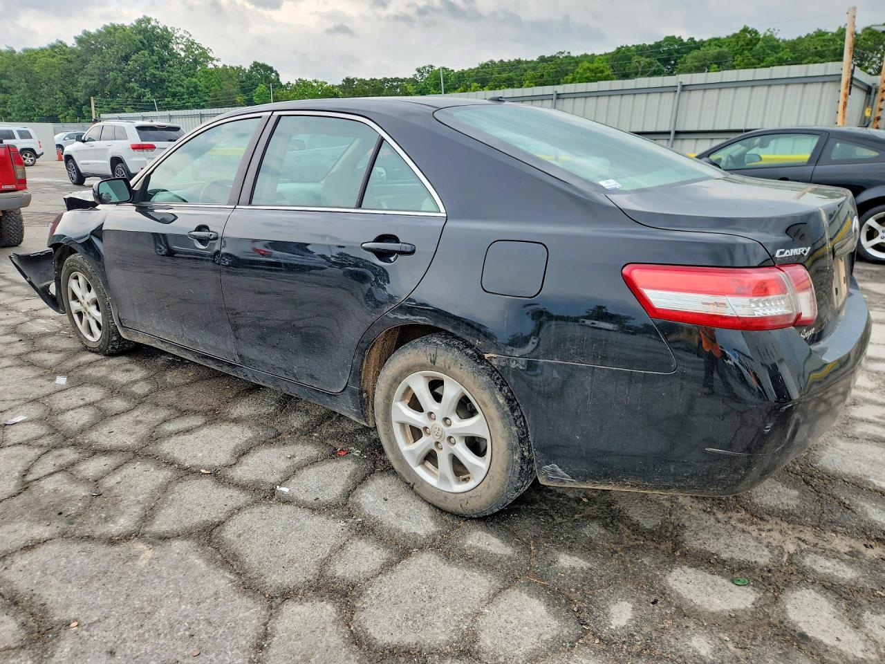 2011 TOYOTA CAMRY LE photo 4