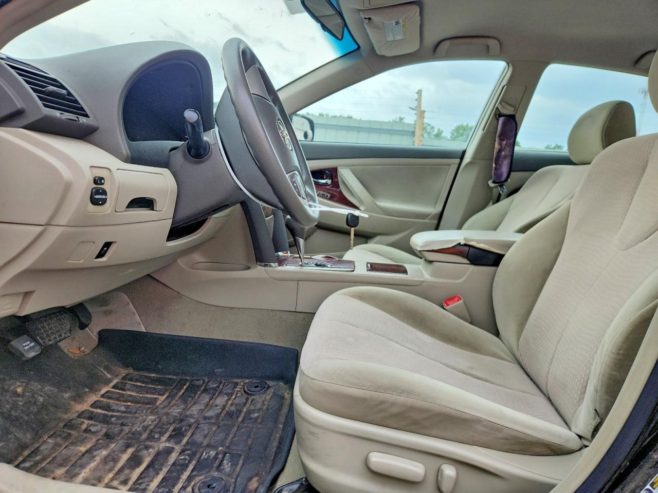 2011 TOYOTA CAMRY LE photo 19