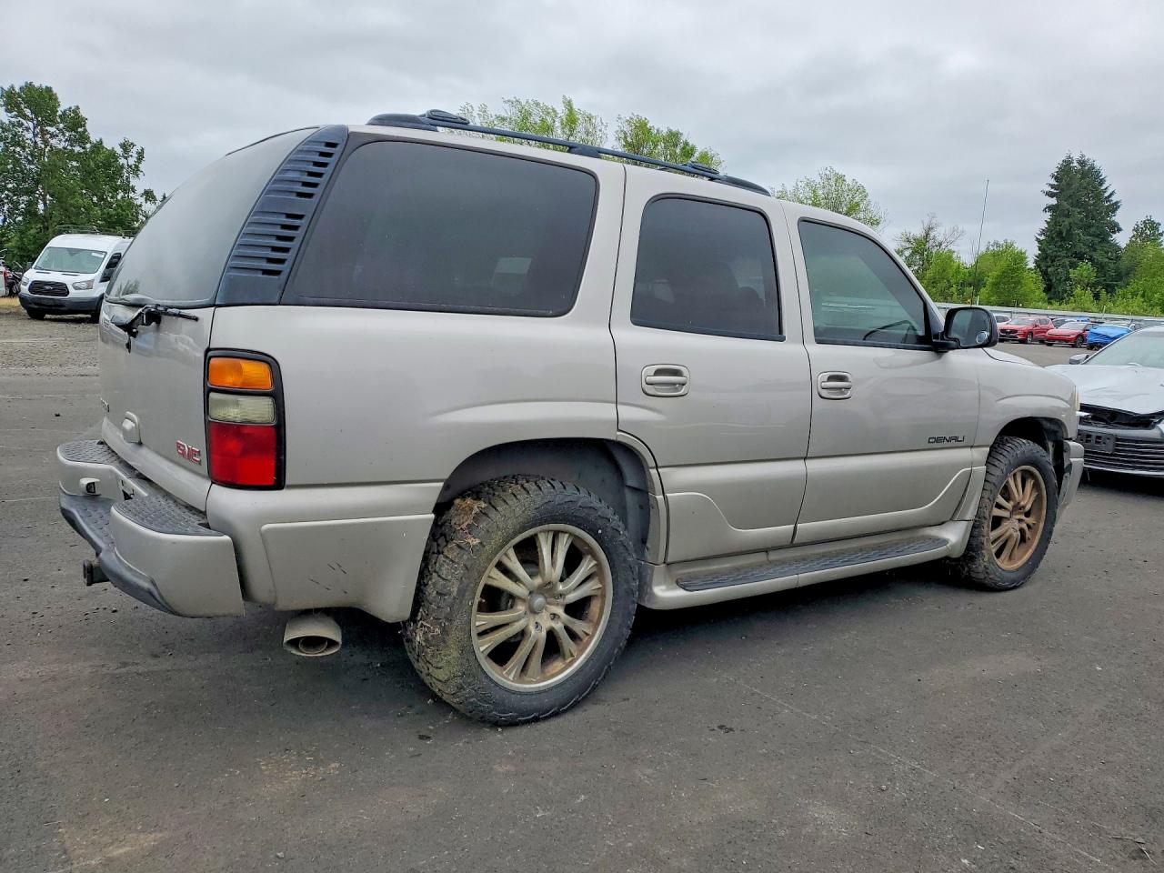 2004 GMC YUKON DENALI photo 3