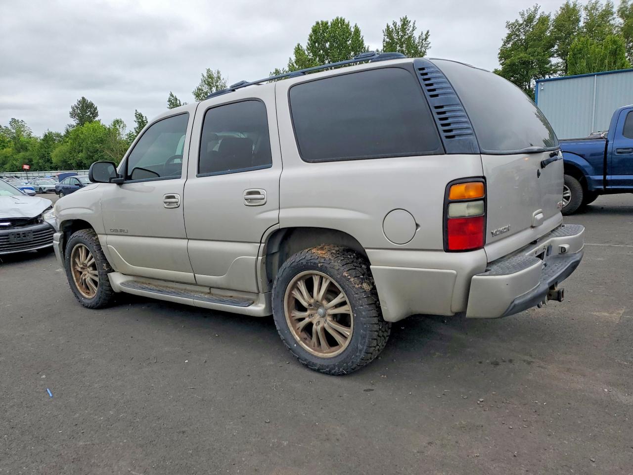 2004 GMC YUKON DENALI photo 2