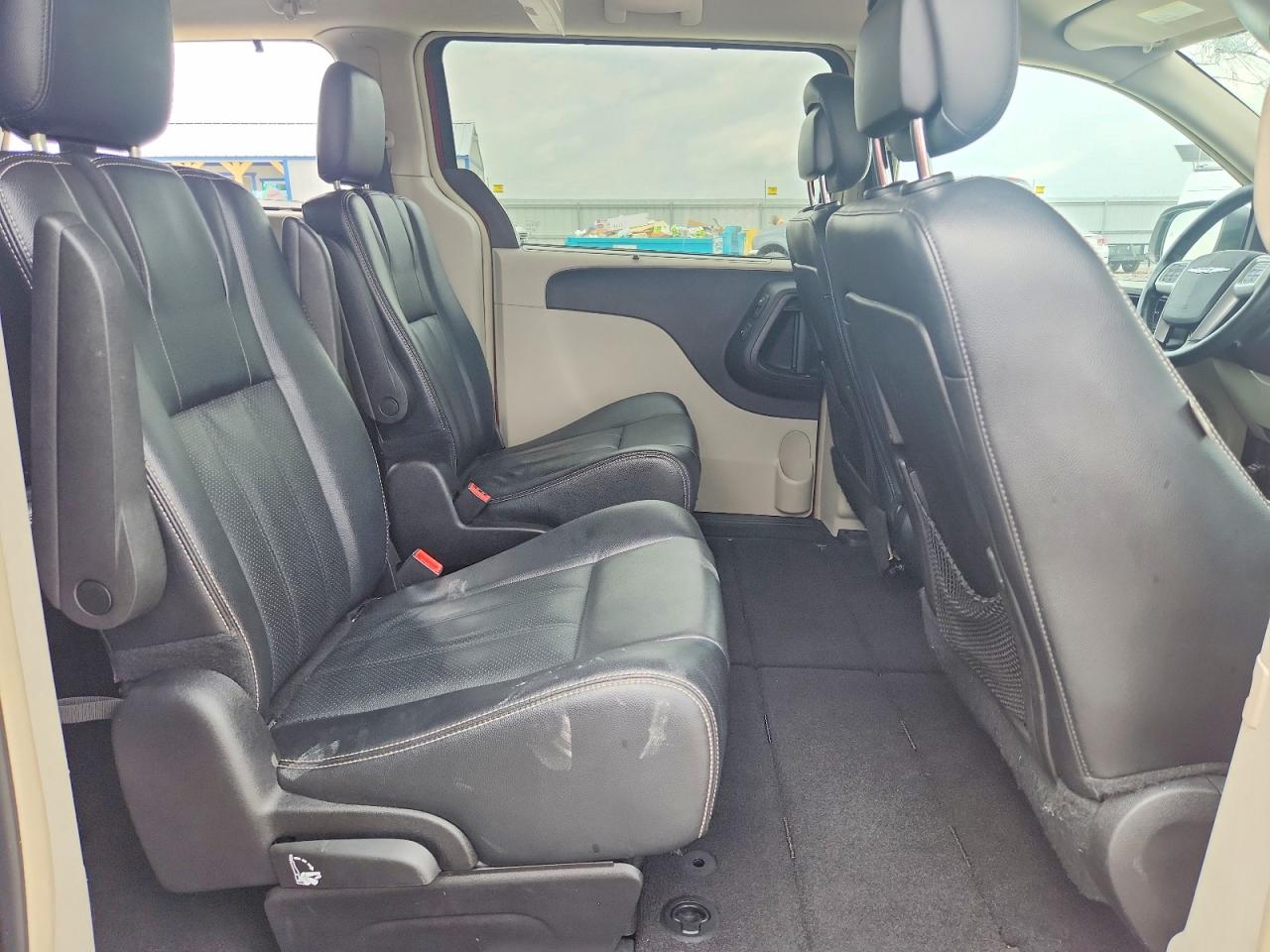 2015 CHRYSLER TOWN & COUNTRY TOURING L photo 28