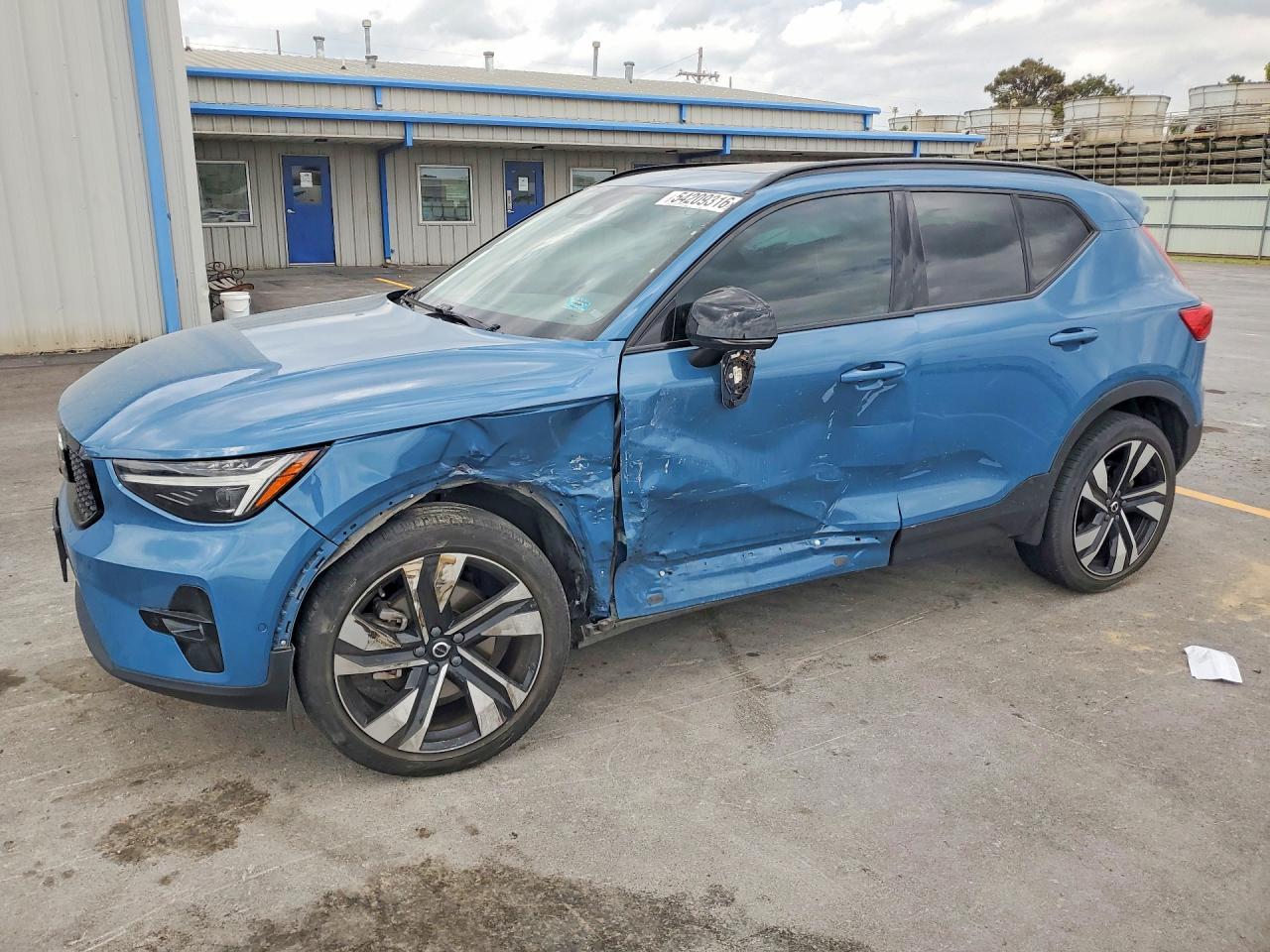 2023 VOLVO XC40