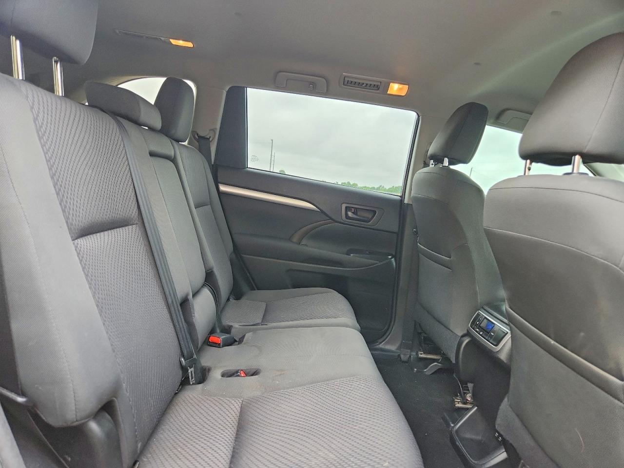 2018 TOYOTA HIGHLANDER LE photo 31