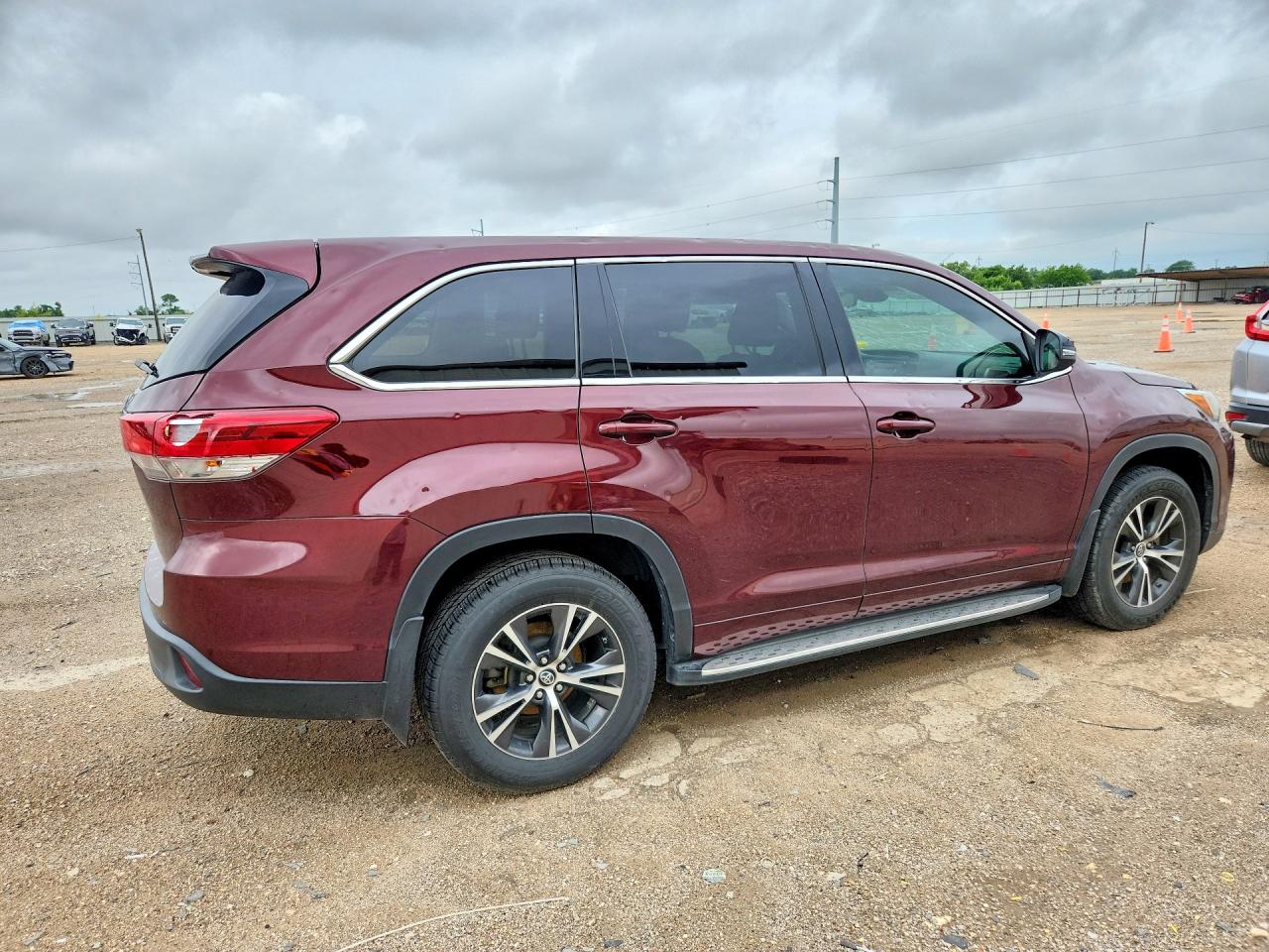 2018 TOYOTA HIGHLANDER LE photo 7