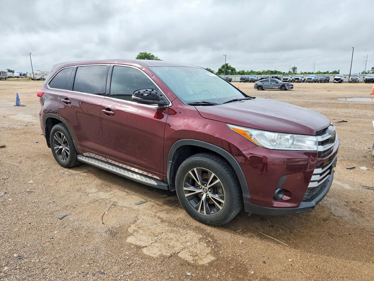2018 TOYOTA HIGHLANDER LE photo 10