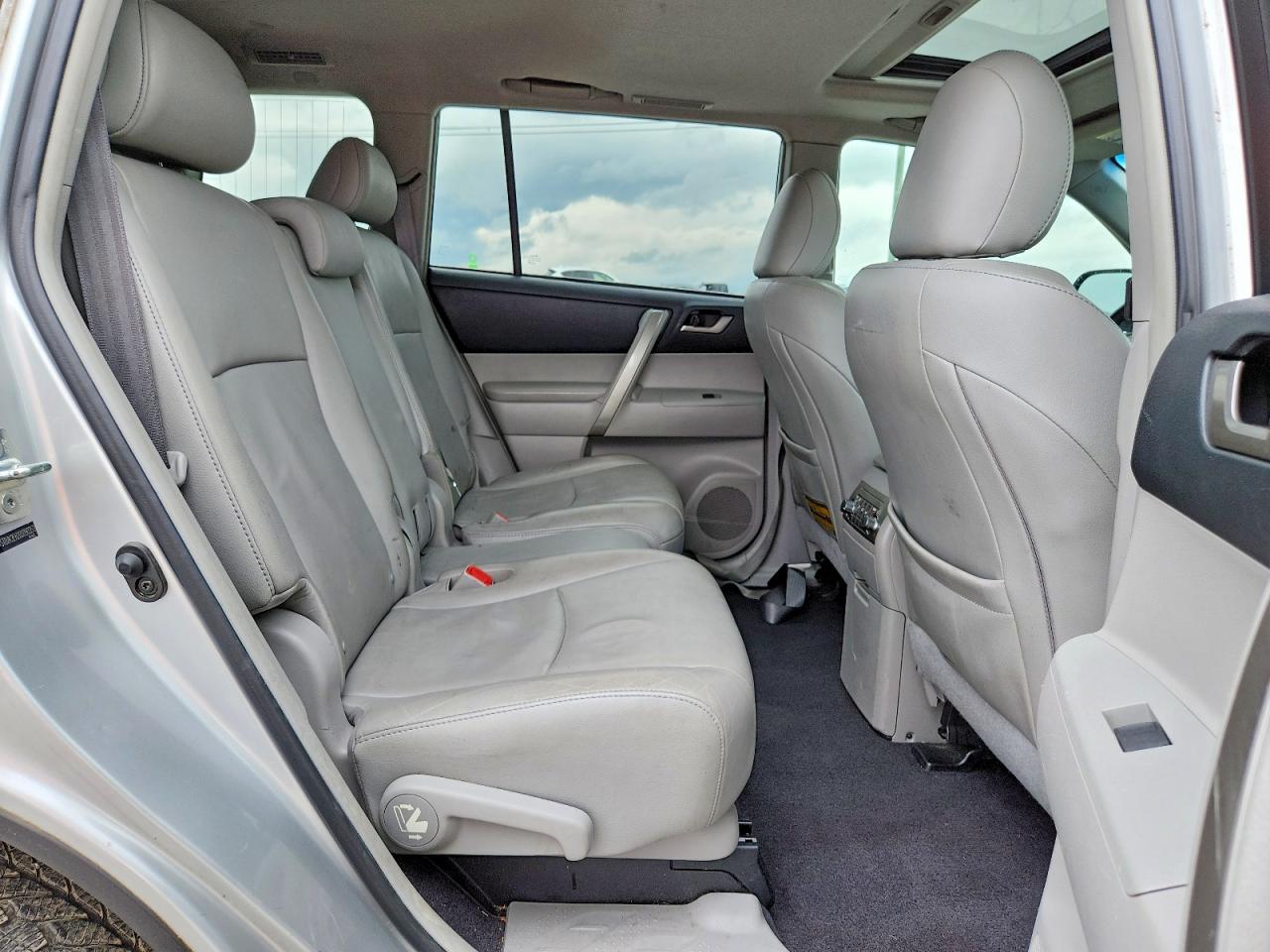 2013 TOYOTA HIGHLANDER SE photo 31