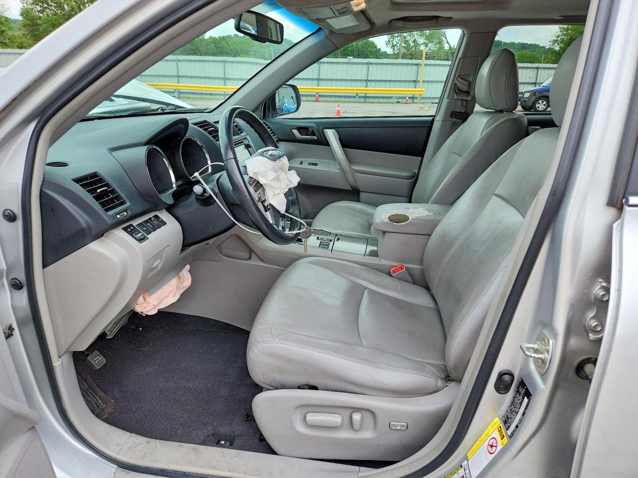 2013 TOYOTA HIGHLANDER SE photo 19