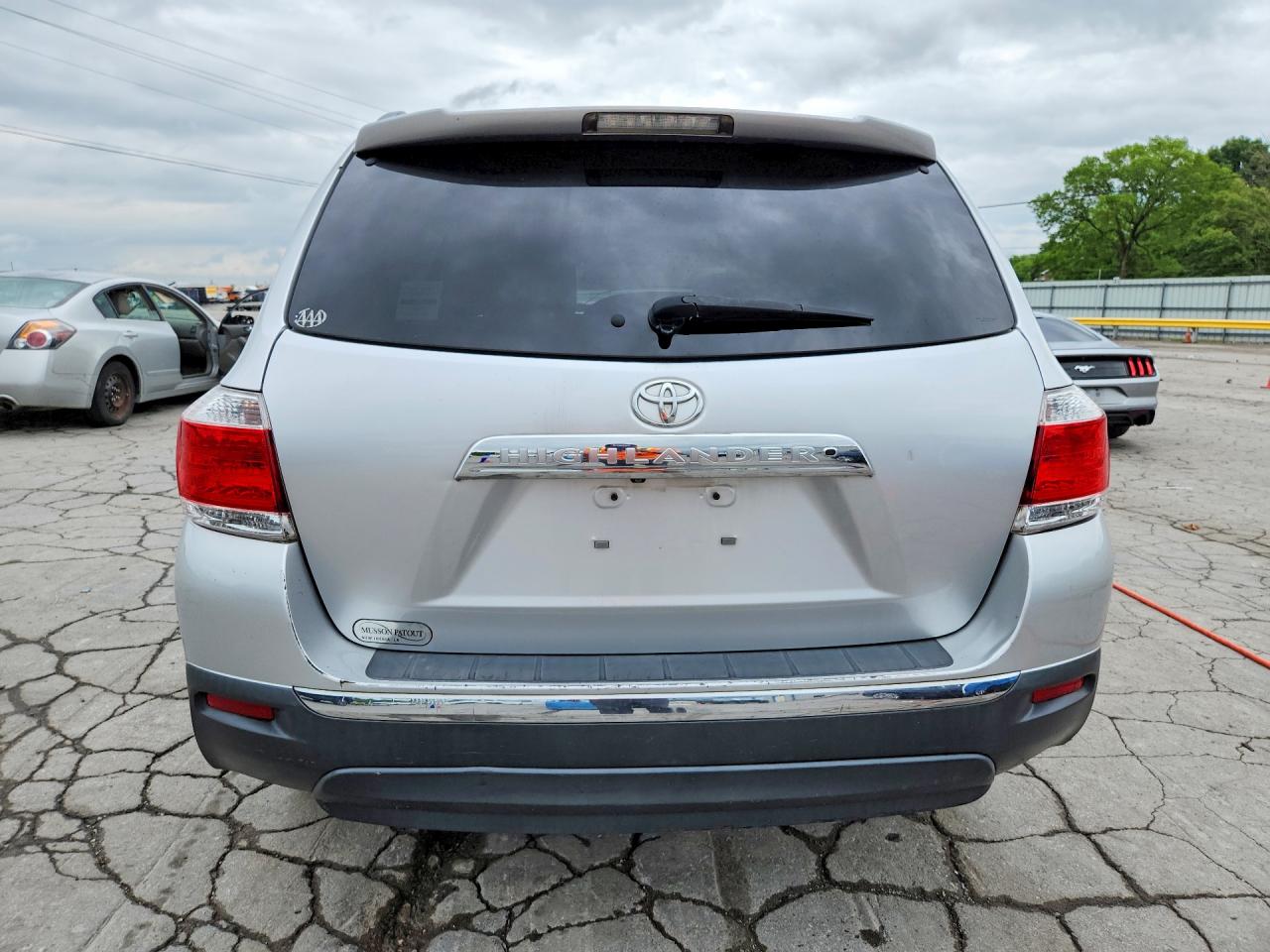 2013 TOYOTA HIGHLANDER SE photo 16