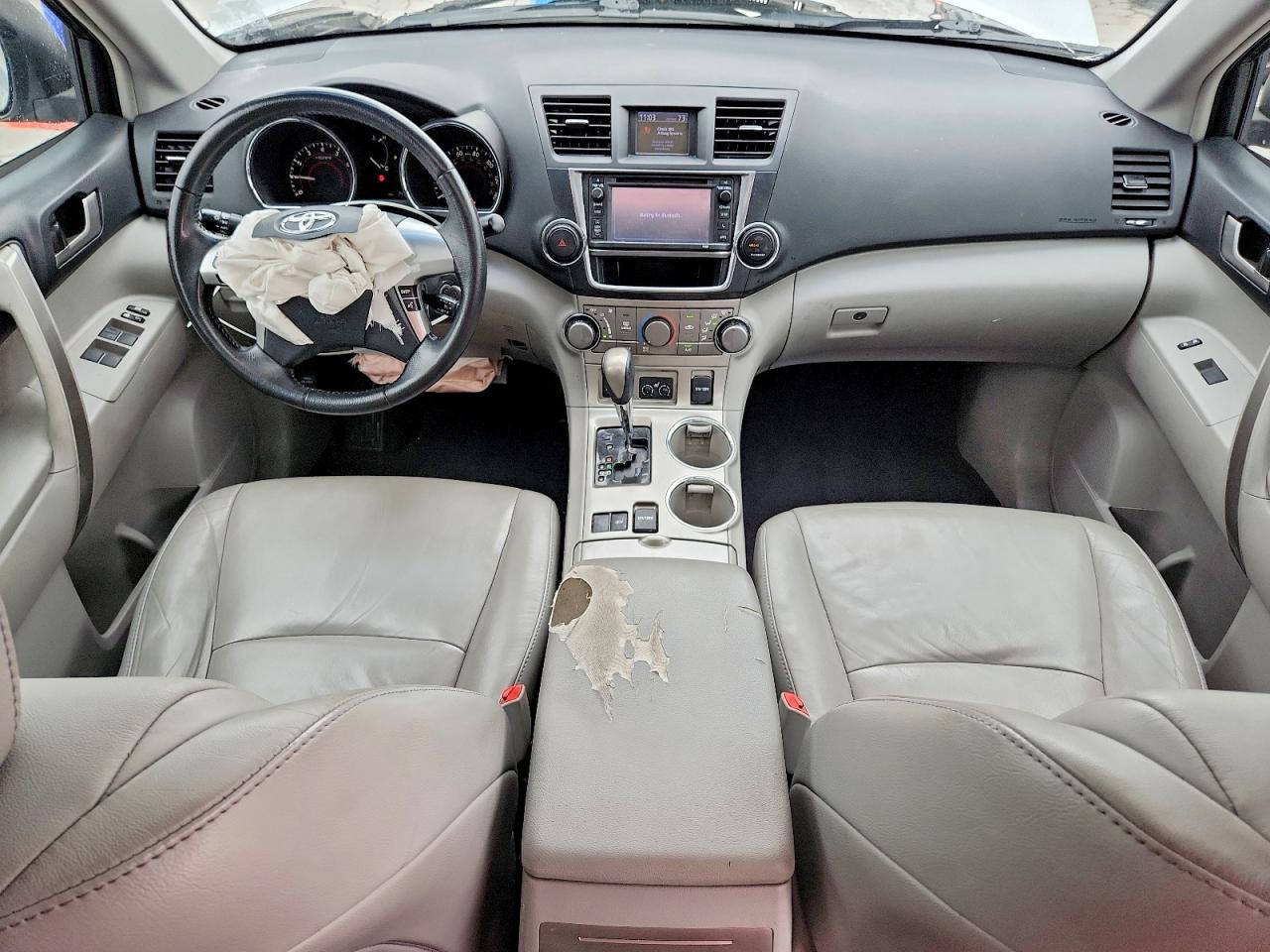 2013 TOYOTA HIGHLANDER SE photo 22