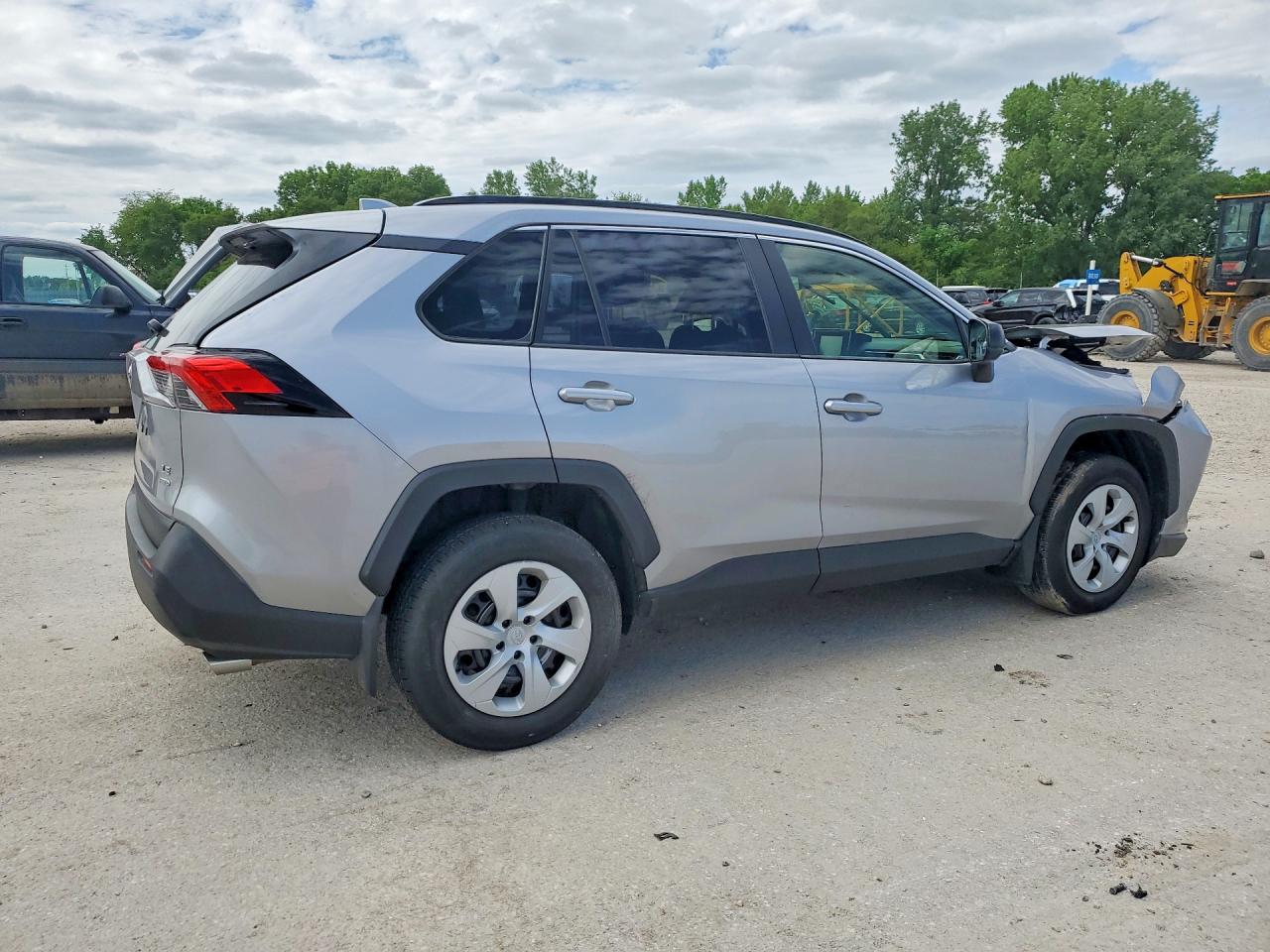 2019 TOYOTA RAV4 LE photo 3