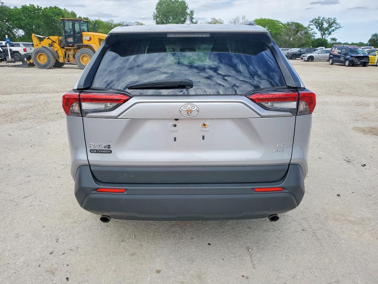 2019 TOYOTA RAV4 LE photo 6