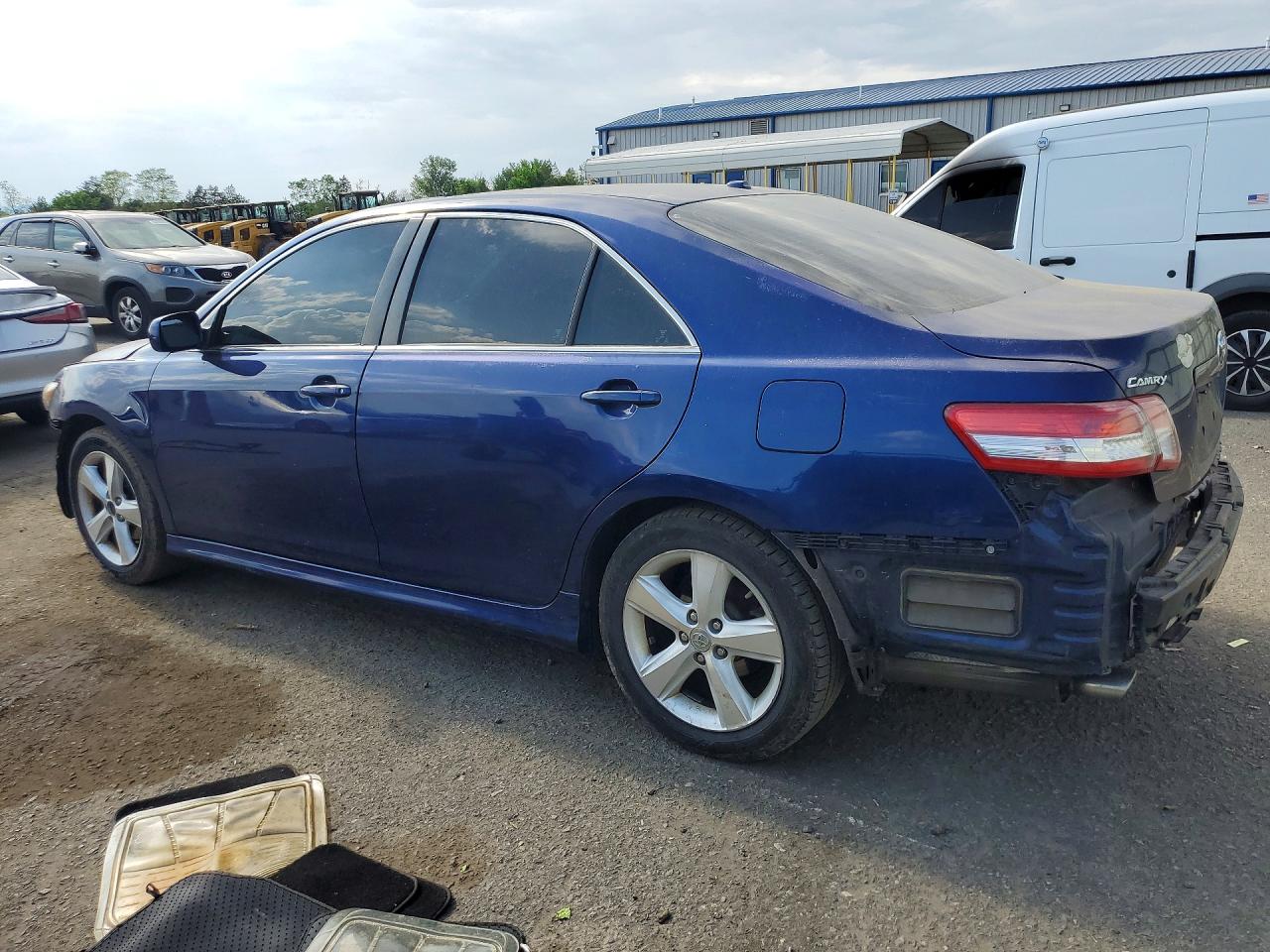 2011 TOYOTA CAMRY SE photo 4