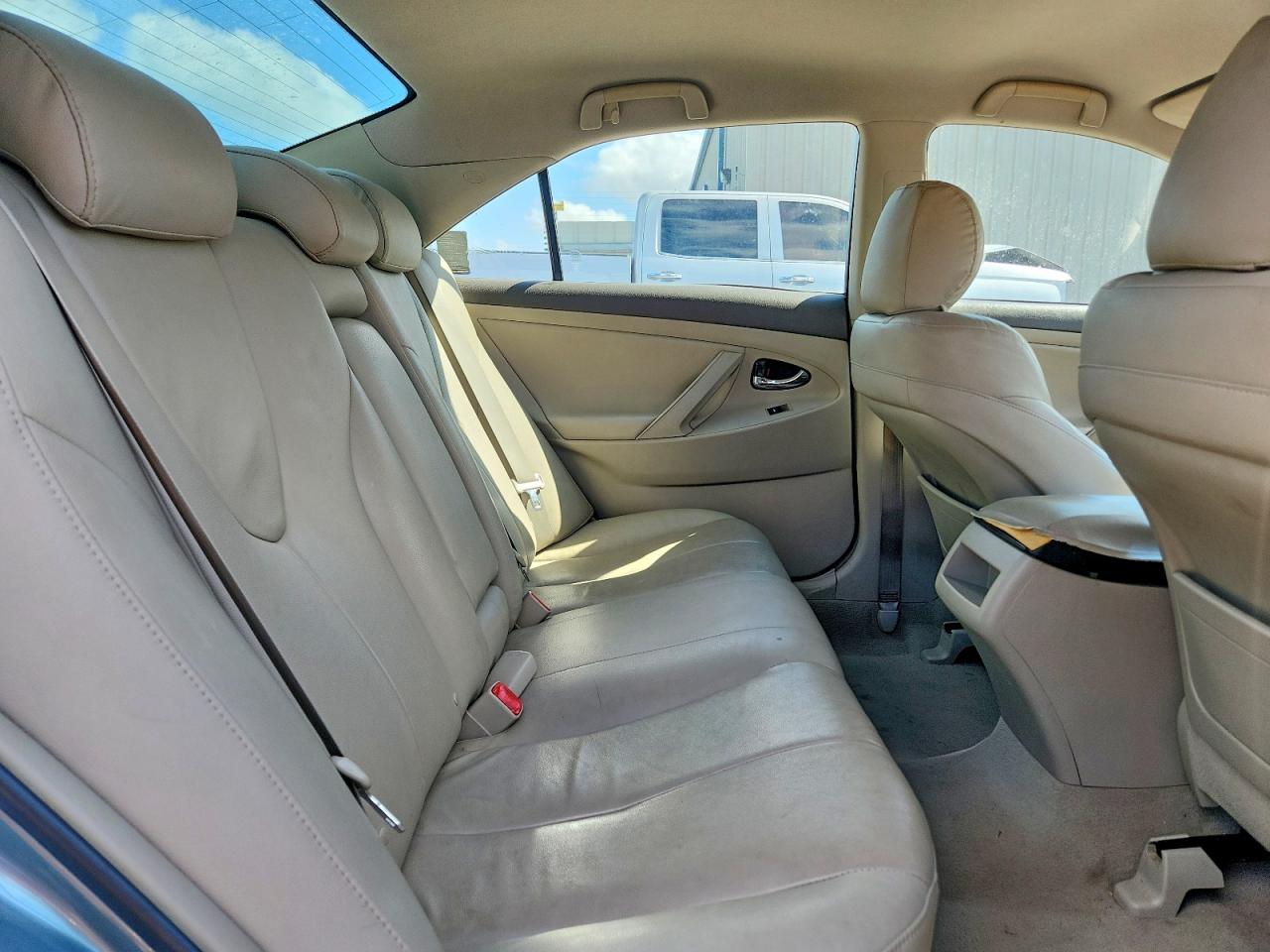 2011 TOYOTA CAMRY LE photo 28