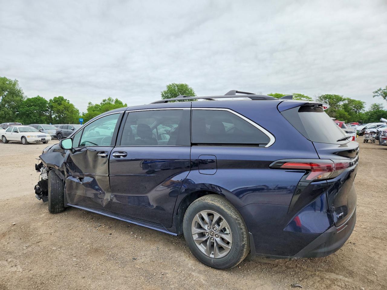 2025 TOYOTA SIENNA XLE 7-PASSENGER photo 4
