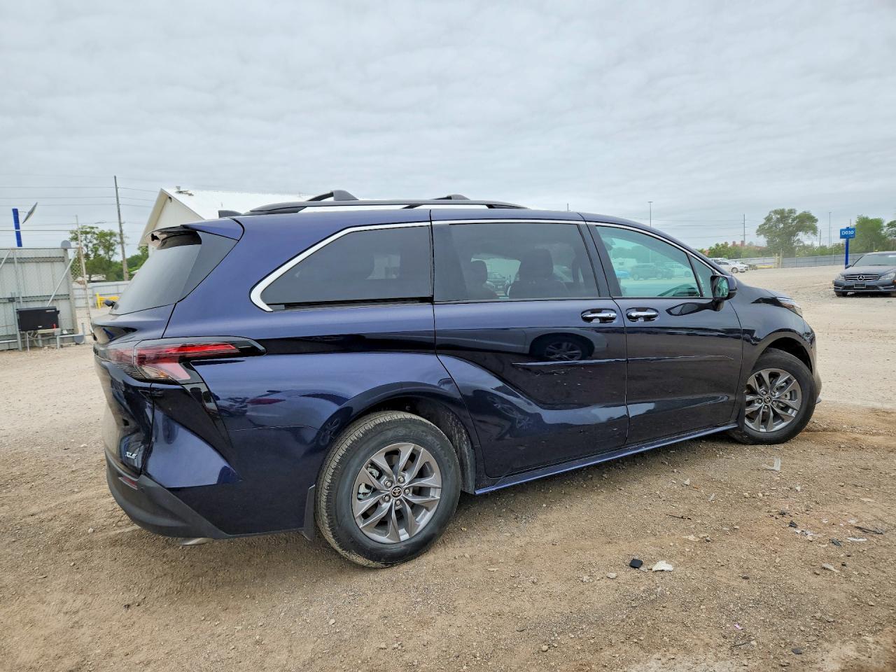 2025 TOYOTA SIENNA XLE 7-PASSENGER photo 7