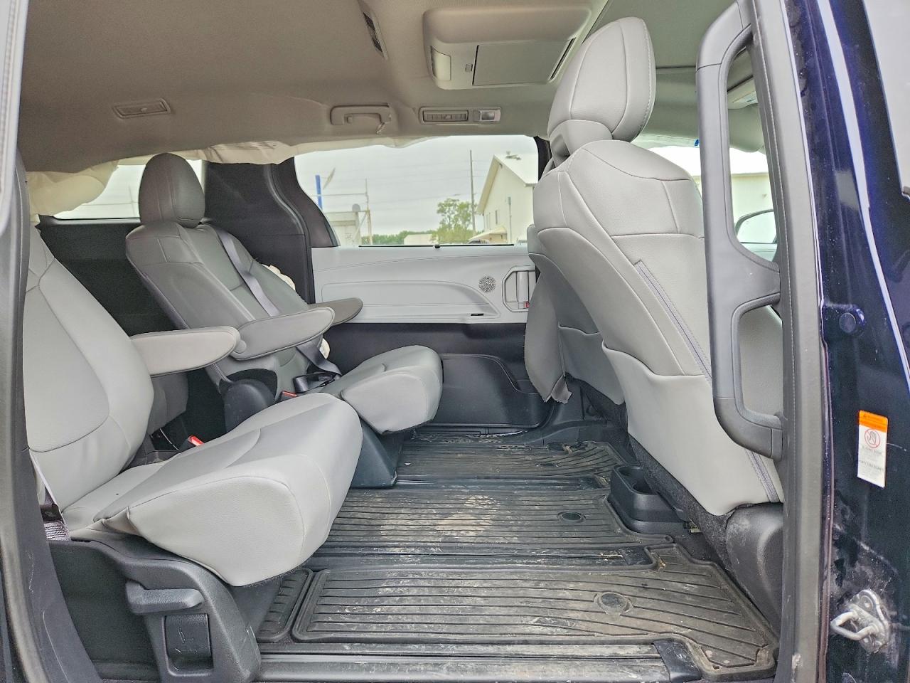 2025 TOYOTA SIENNA XLE 7-PASSENGER photo 31