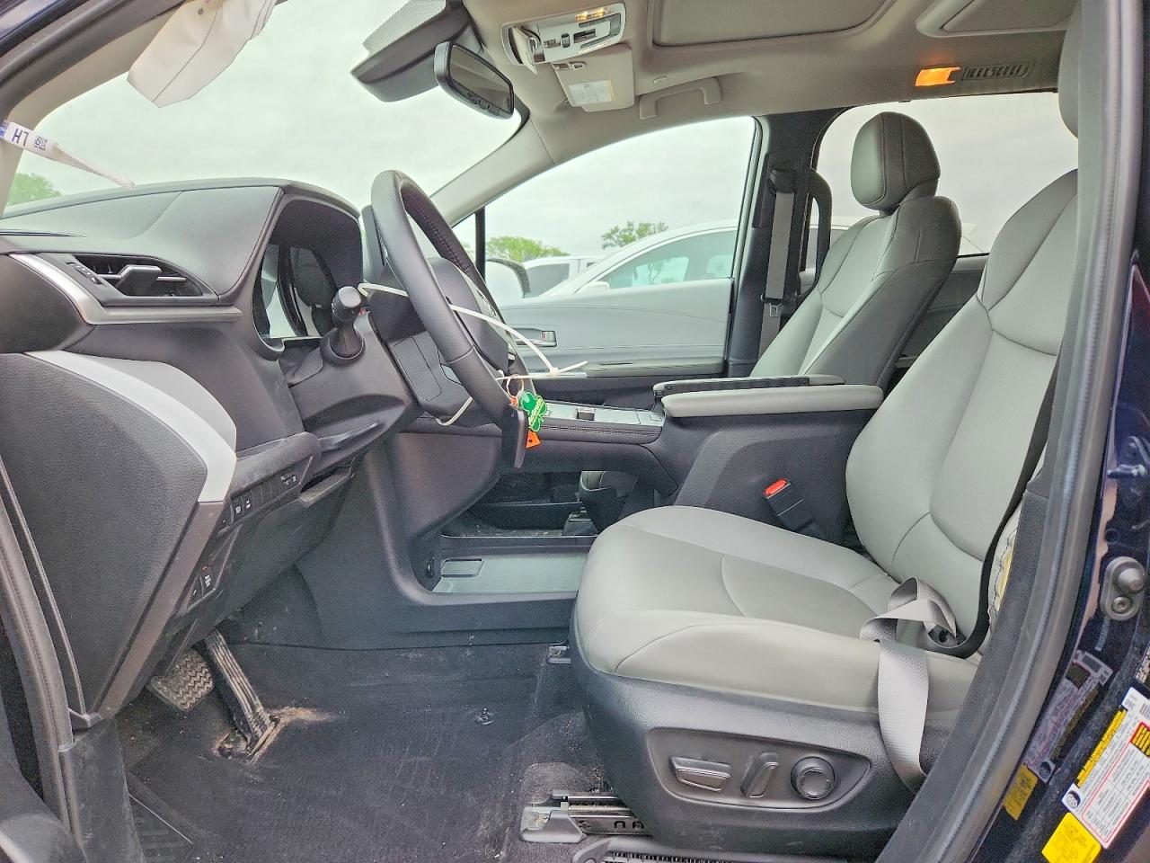 2025 TOYOTA SIENNA XLE 7-PASSENGER photo 19