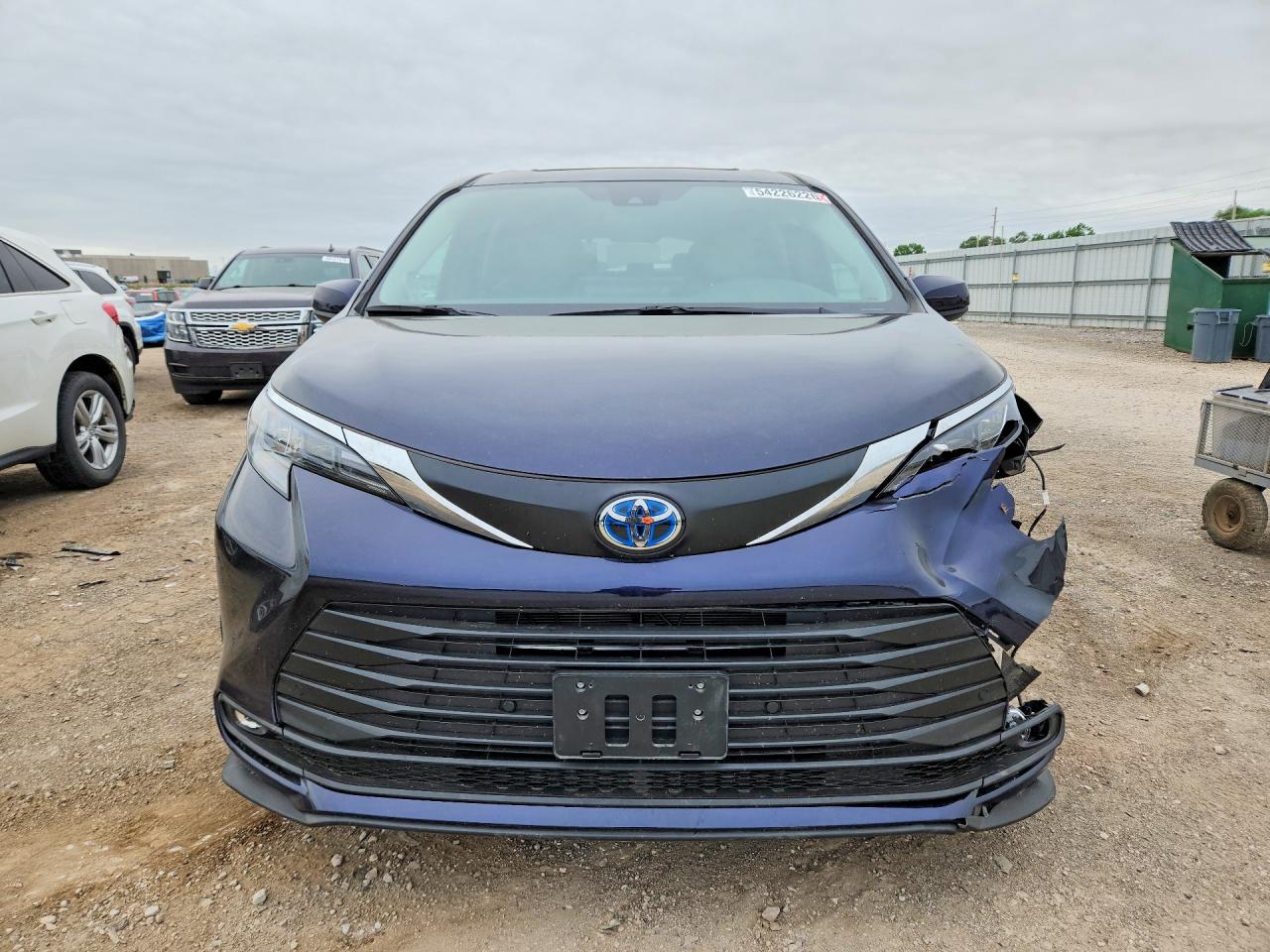 2025 TOYOTA SIENNA XLE 7-PASSENGER photo 13