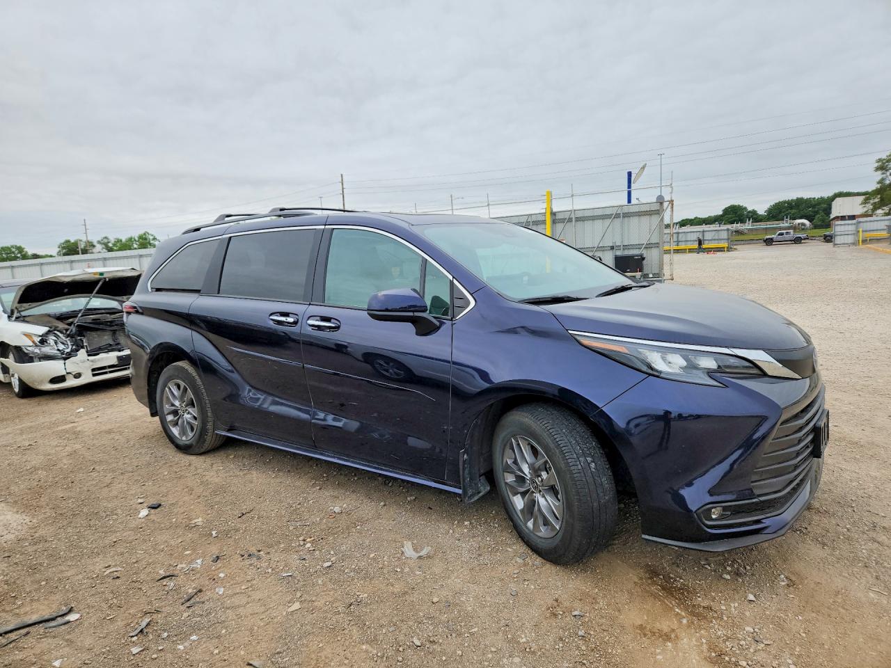 2025 TOYOTA SIENNA XLE 7-PASSENGER photo 10