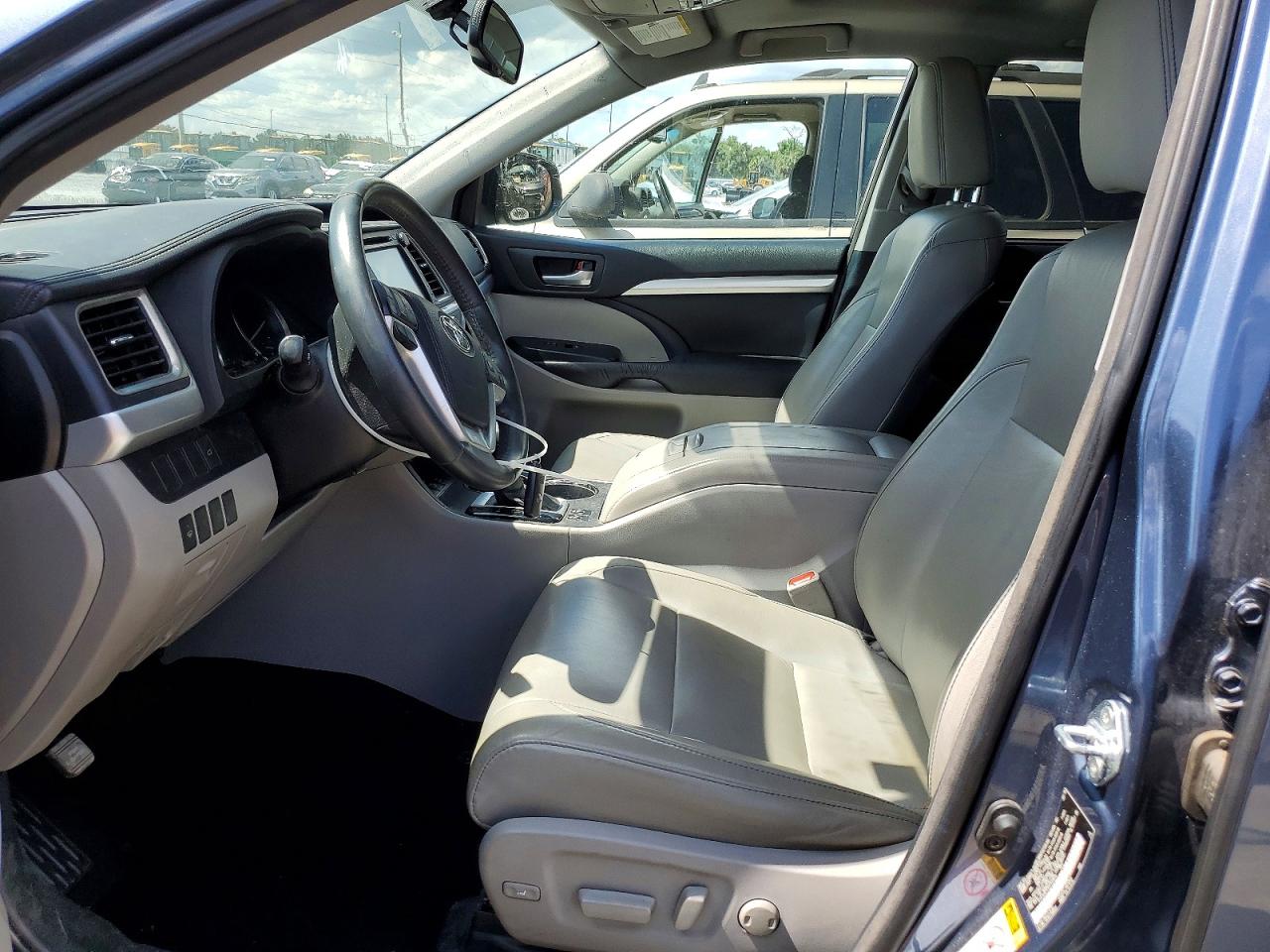 2016 TOYOTA HIGHLANDER XLE photo 13