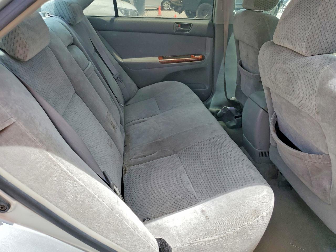 2004 TOYOTA CAMRY LE photo 10