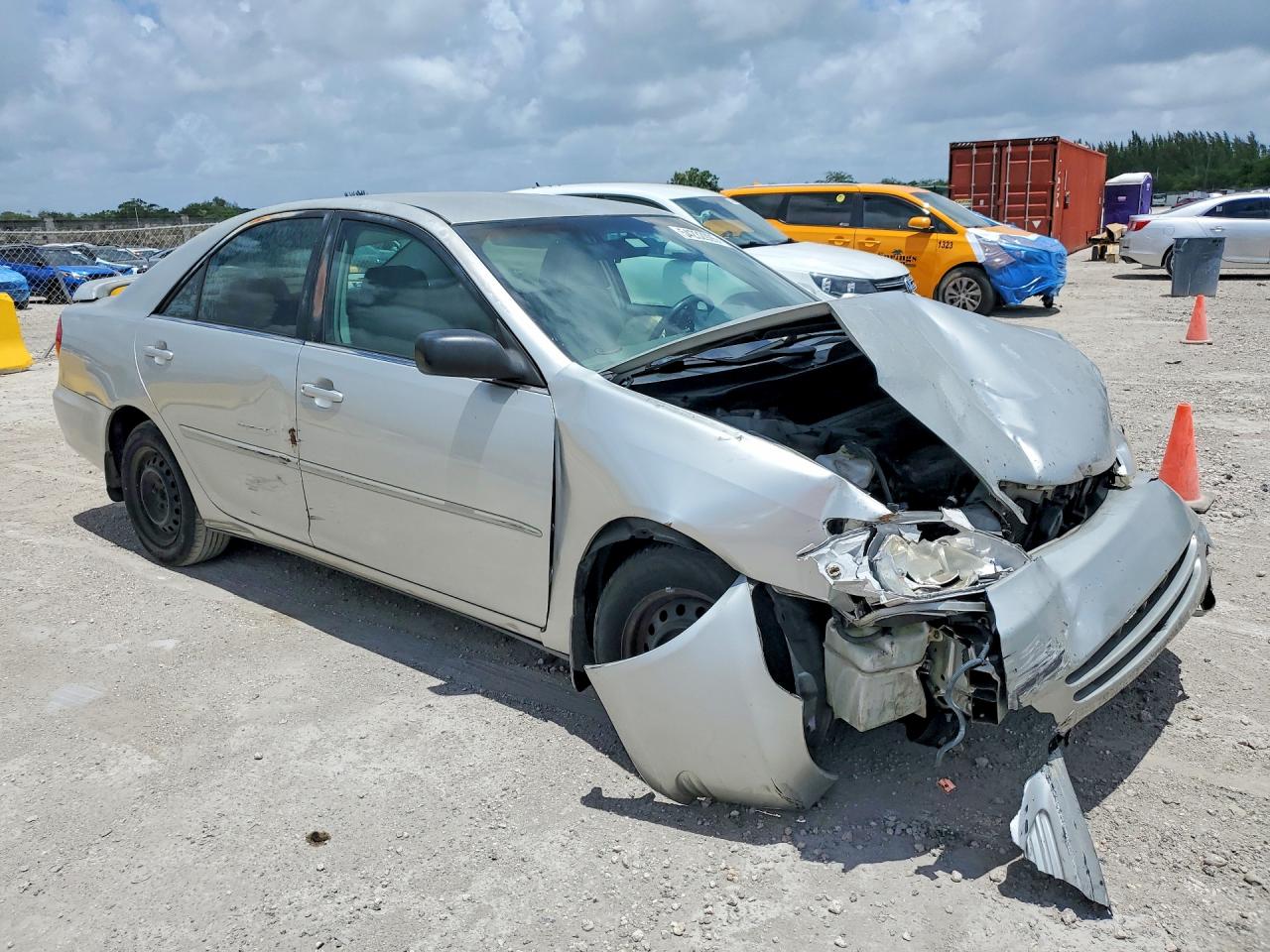 2004 TOYOTA CAMRY LE photo 4
