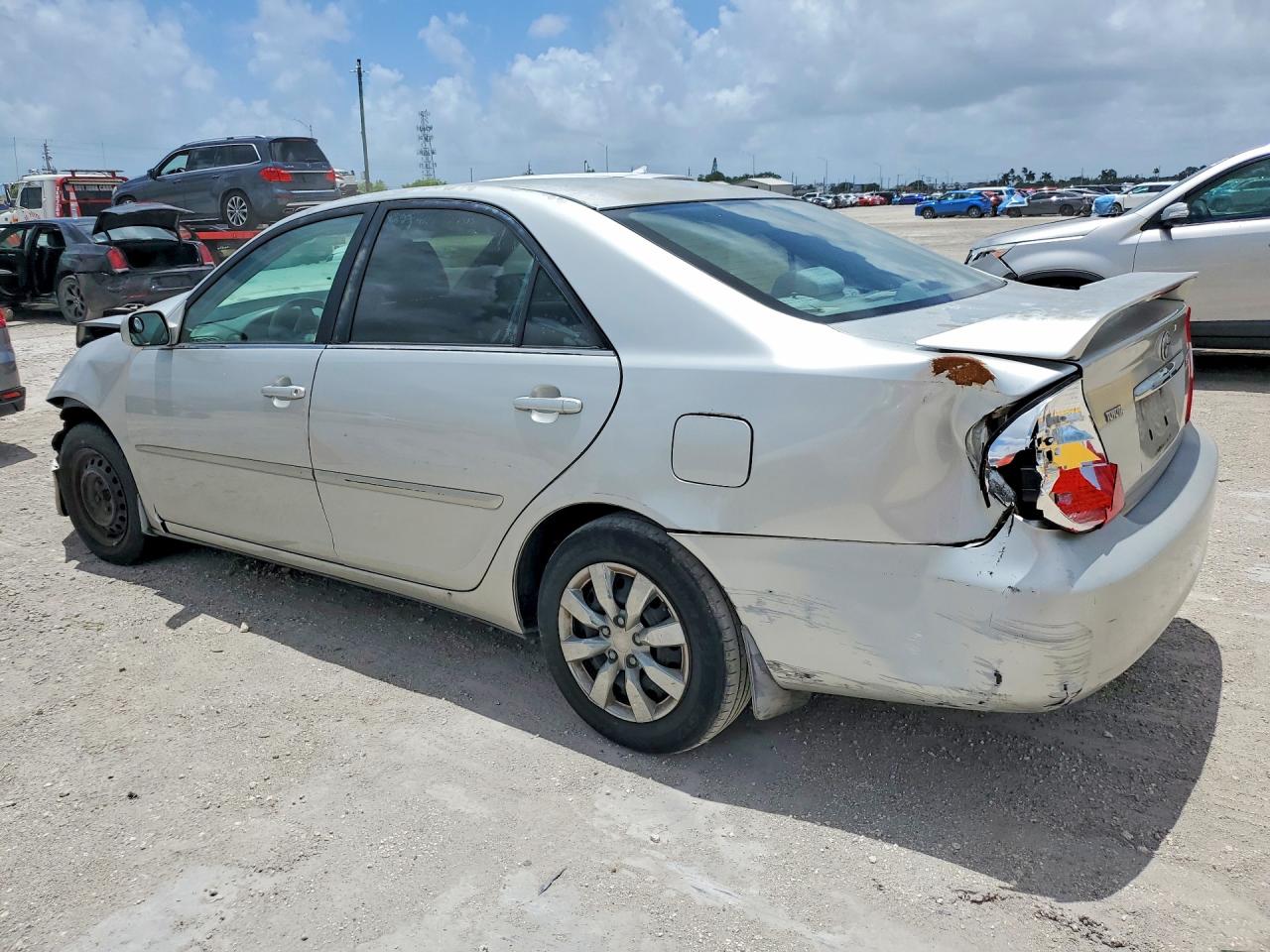 2004 TOYOTA CAMRY LE photo 2