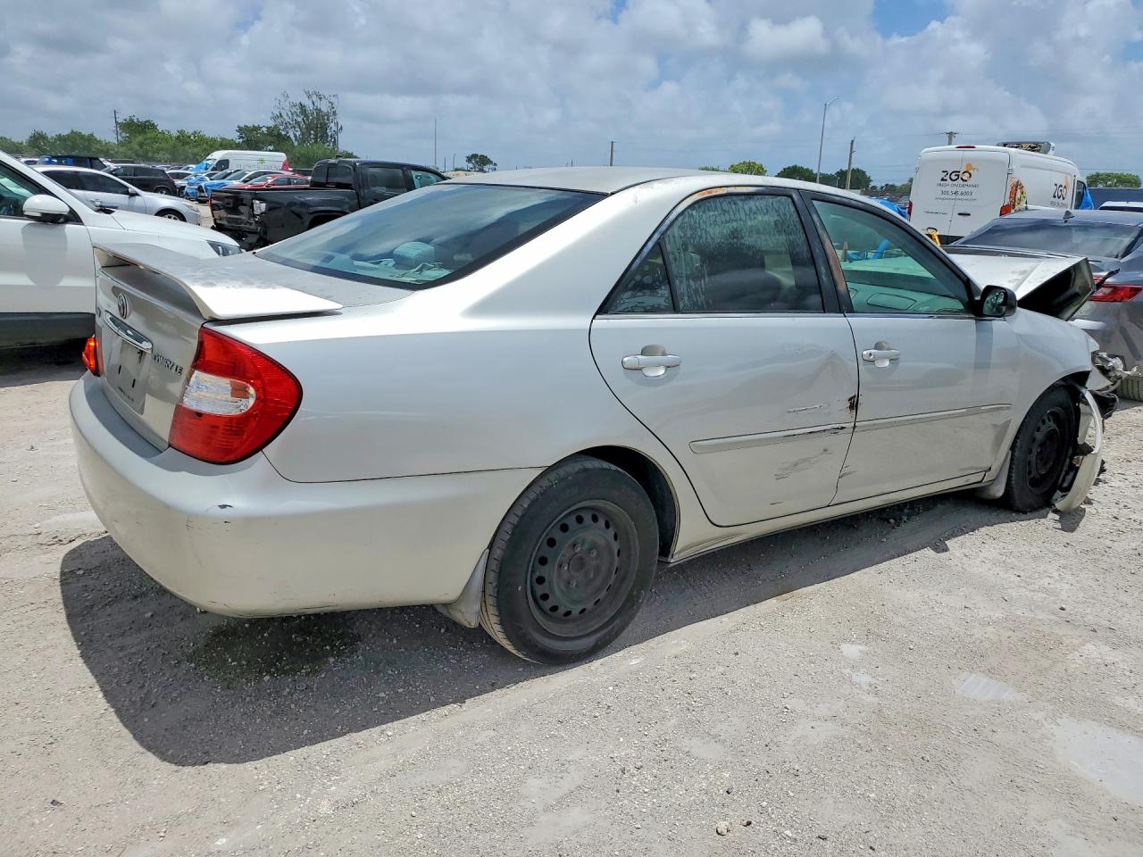 2004 TOYOTA CAMRY LE photo 3