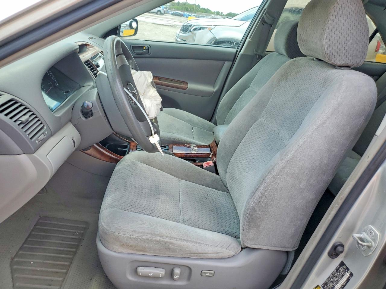 2004 TOYOTA CAMRY LE photo 7